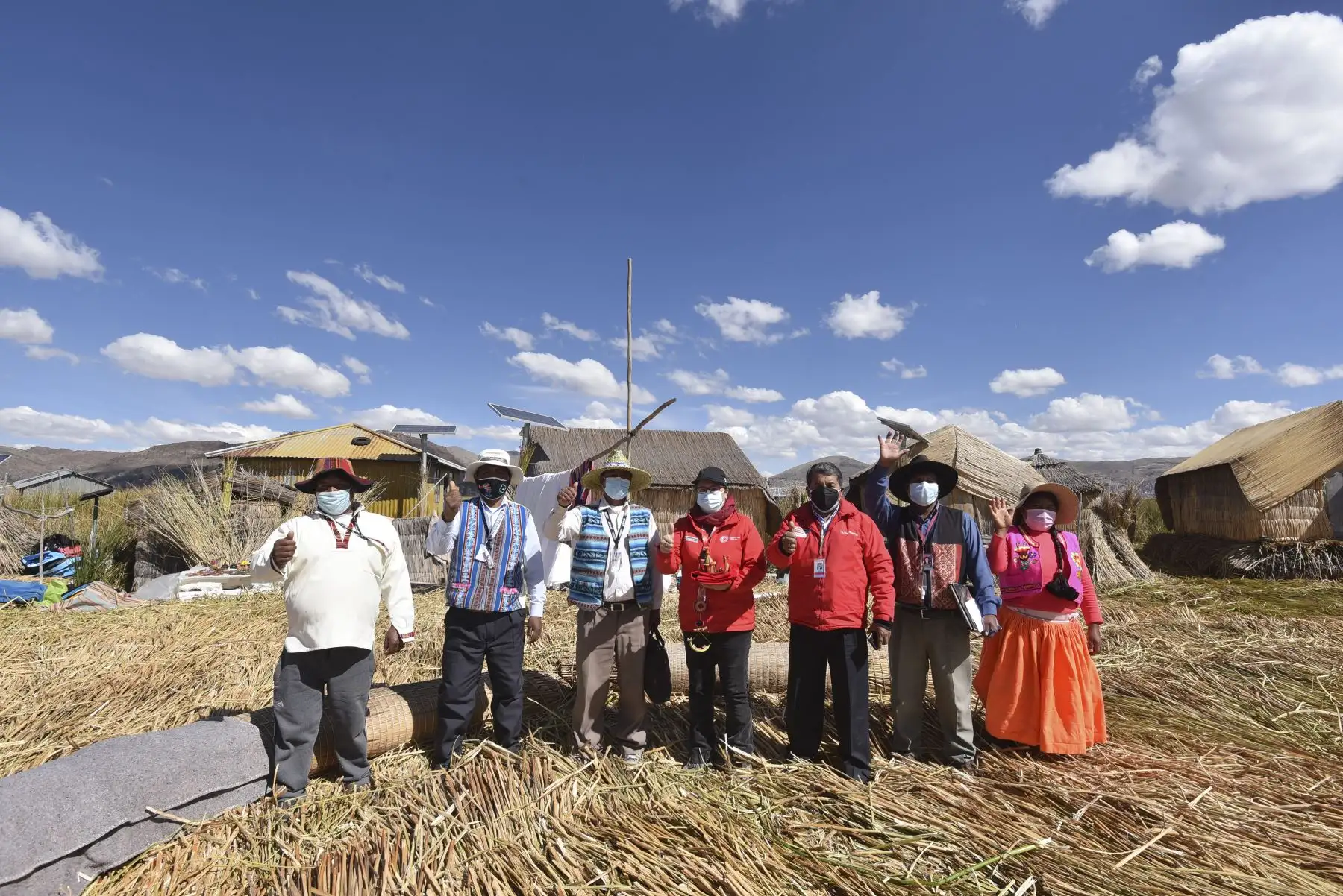 La PIAS Lago Titicaca I, gestionada por el MIDIS, a través del Programa Nacional PAIS, zarpó de Puno con un primer lote de medio millar de vacunas contra el COVID – 19 del laboratorio AstraZeneca, las cuales serán entregadas en los establecimientos de salud de Taquile y Amantaní y posteriormente aplicadas a adultos mayores y personas de riesgo de las islas. Foto: ANDINA/MIDIS
