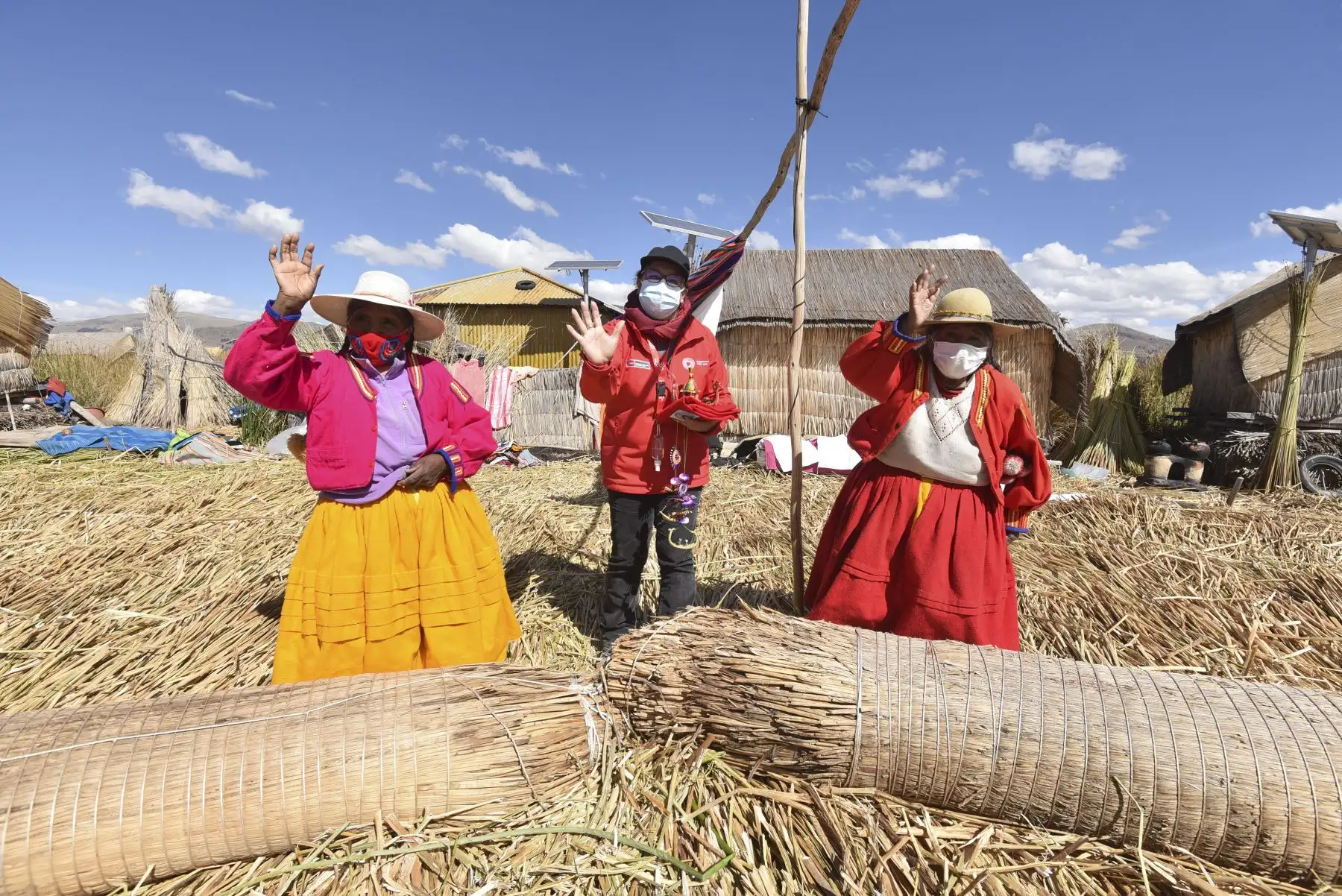 La PIAS Lago Titicaca I, gestionada por el MIDIS, a través del Programa Nacional PAIS, zarpó de Puno con un primer lote de medio millar de vacunas contra el COVID – 19 del laboratorio AstraZeneca, las cuales serán entregadas en los establecimientos de salud de Taquile y Amantaní y posteriormente aplicadas a adultos mayores y personas de riesgo de las islas. Foto: ANDINA/MIDIS