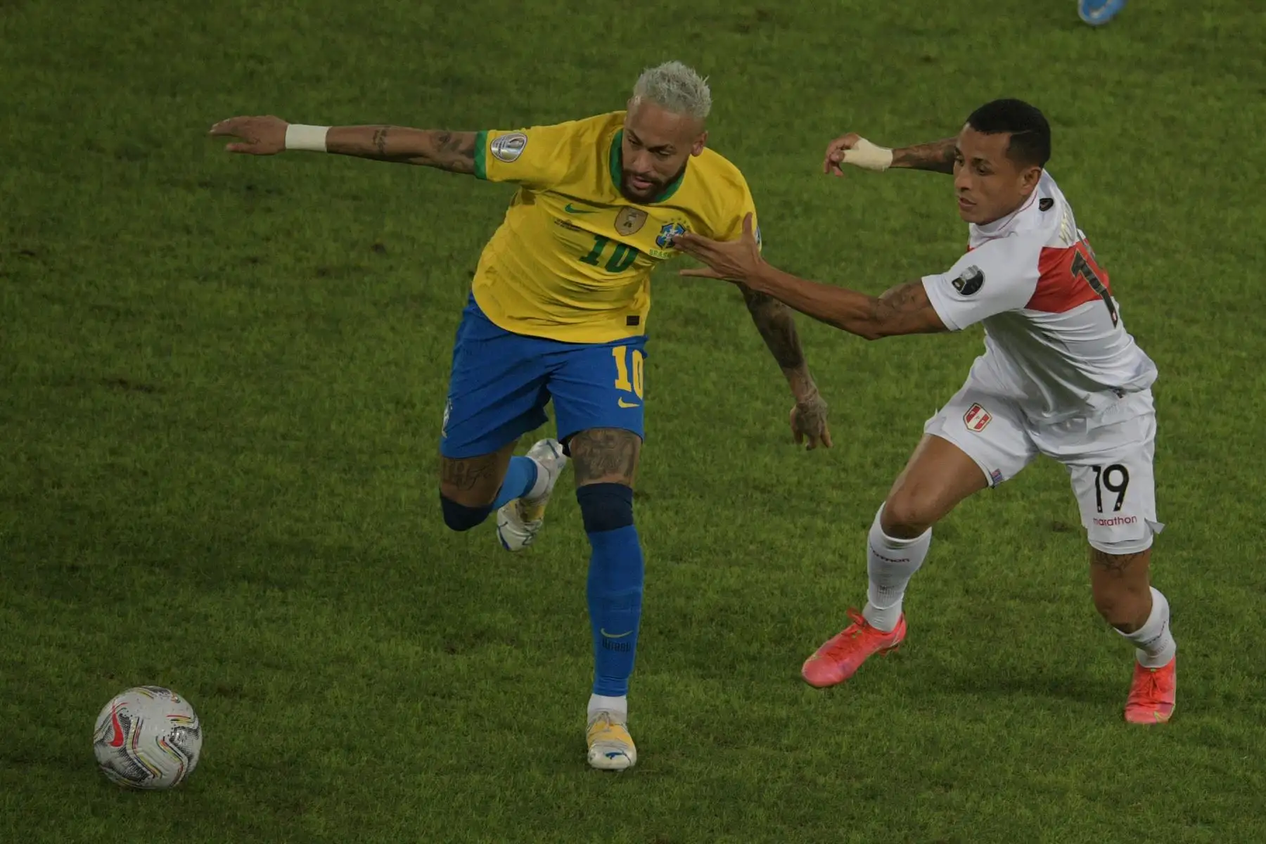 El brasileño Neymar y el peruano Yoshimar Yotun compiten por el balón durante el partido de la fase de grupos de la Copa América 2021, en el estadio Nilton Santos de Río de Janeiro, Brasil. Foto: AFP