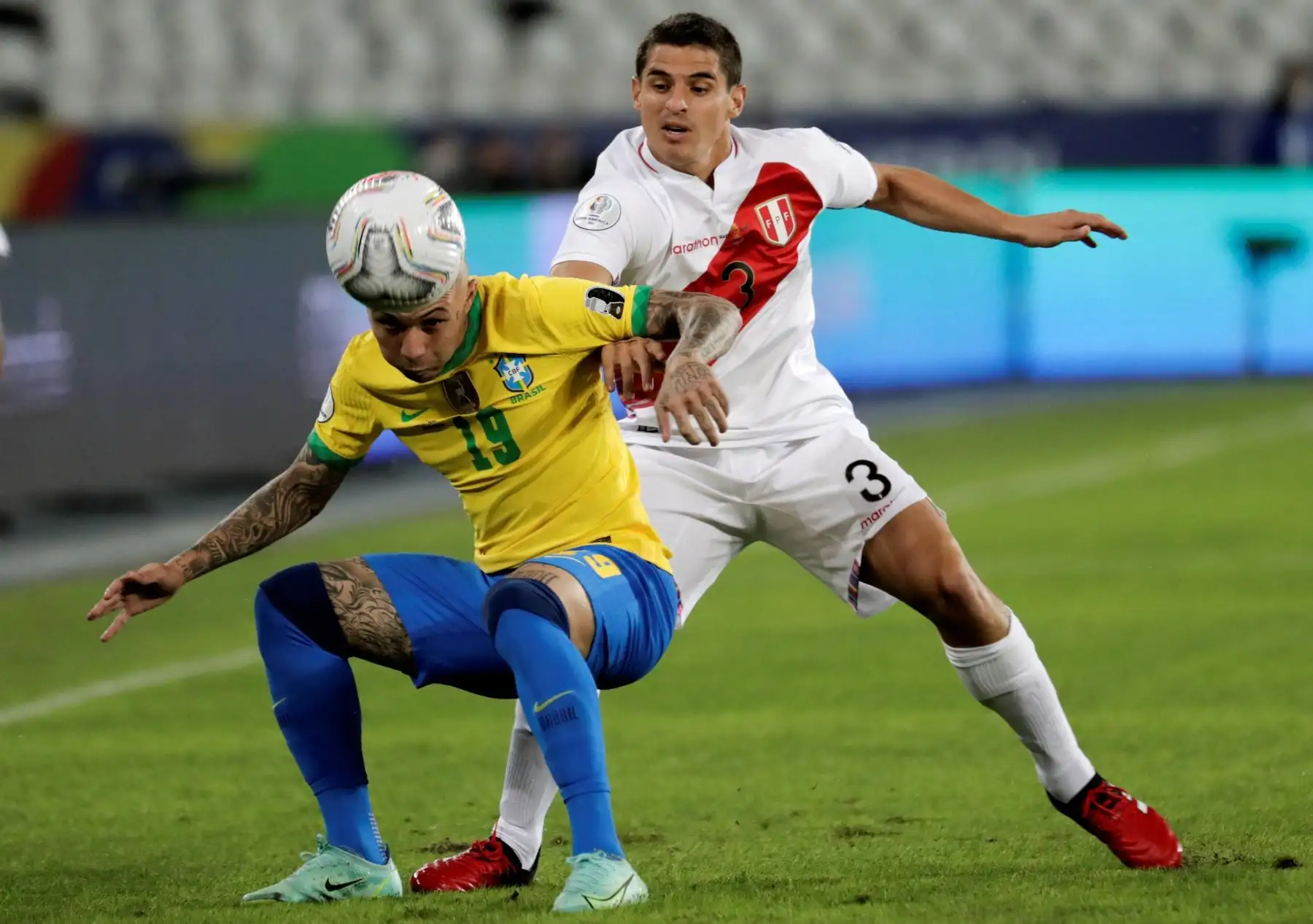 Everton de Brasil disputa un balón con Aldo Corzo de Perú durante un partido por el grupo B de la Copa América, en el Estadio Olímpico Nilton Santos, en Río de Janeiro, Brasil. Foto: EFE