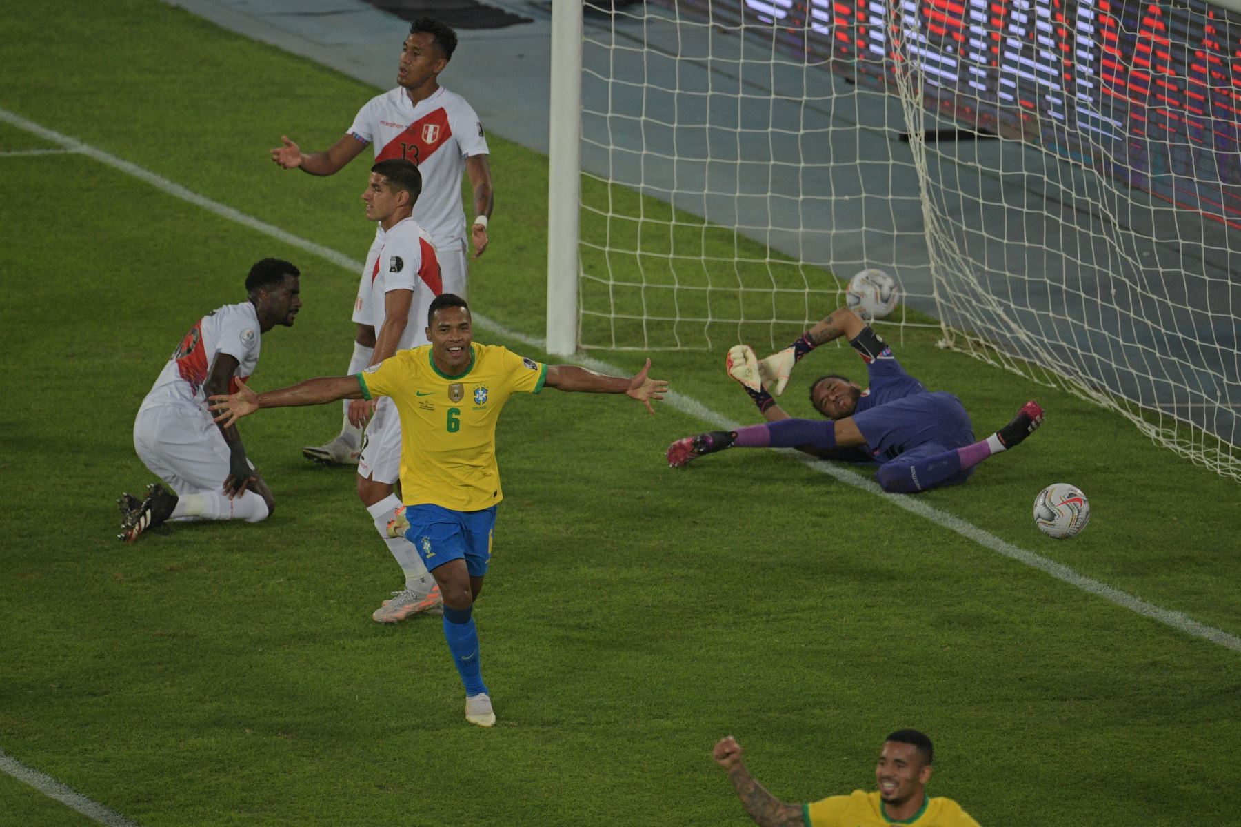 Alex Sandro de Brasil celebra tras anotar contra Perú durante el partido de la fase de grupos del torneo de fútbol Copa América, en el Estadio Nilton Santos de Río de Janeiro, Brasil. Foto: AFP