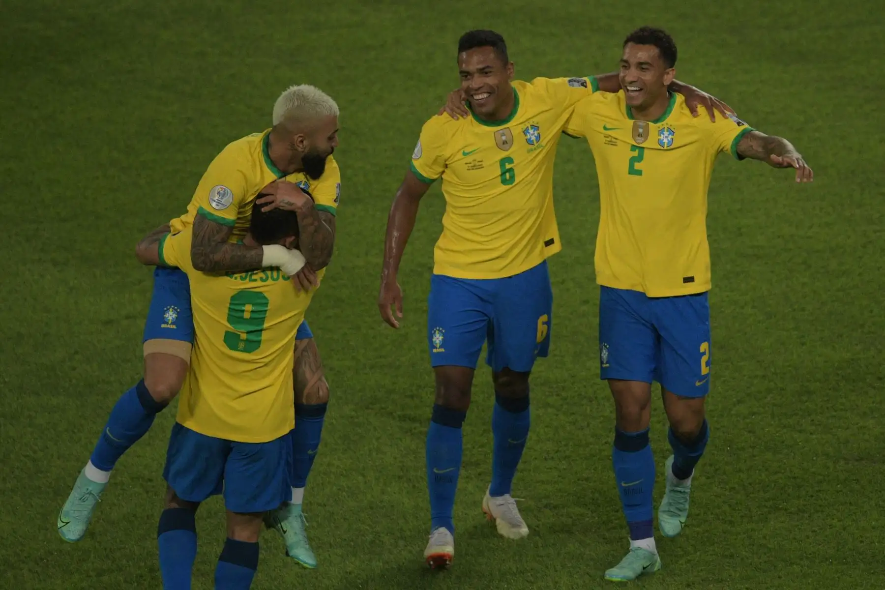 El brasileño Alex Sandro celebra con su compañero Danilo después de anotar contra Perú durante el partido de la fase de grupos de la Copa América, en el Estadio Nilton Santos, en Río de Janeiro, Brasil. Foto: AFP