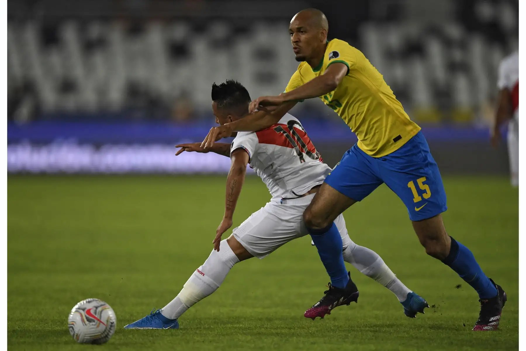 El brasileño Fabinho y el peruano Christian Cueva compiten por el balón durante el partido de la fase de grupos la Copa América, en el Estadio Nilton Santos de Río de Janeiro, Brasil. Foto: AFP