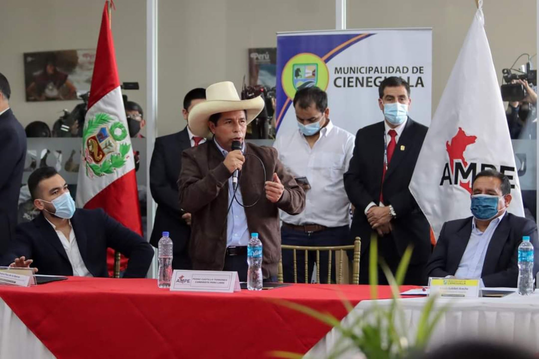 El líder de Perú Libre, Pedro Castillo, se reunió con alcaldes de la Asociación de Municipalidades del Perú (Ampe). Foto: ANDINA/Difusión