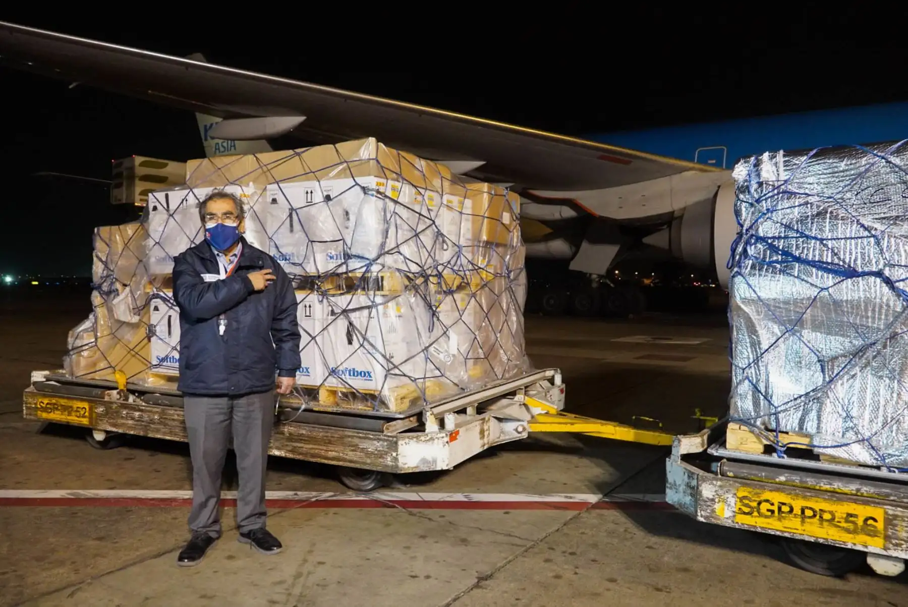 El ministro de Salud, Óscar Ugarte, supervisó el arribo de  nuevo lote de 497 250 dosis de vacunas Pfizer contra la covid-19. Foto: ANDINA/Minsa