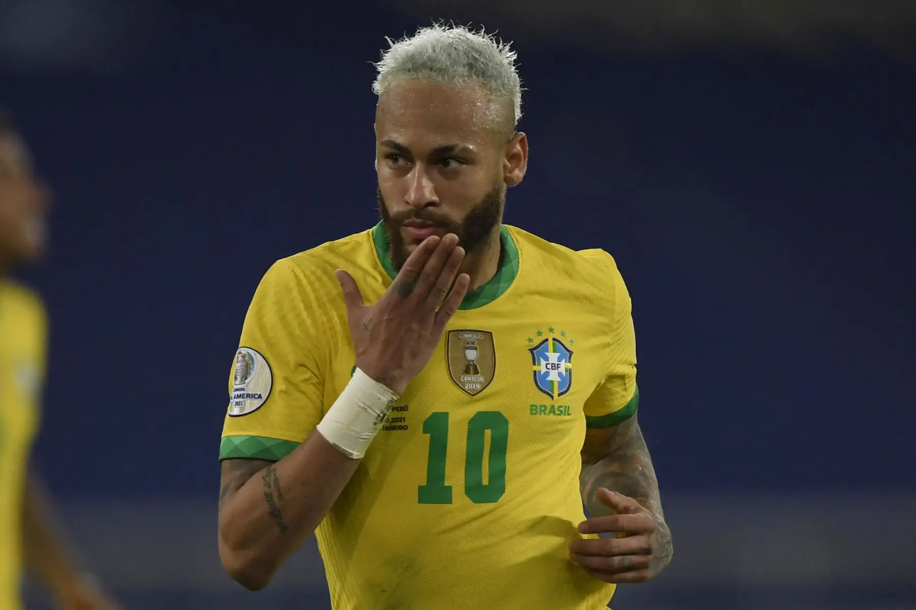 El brasileño Neymar celebra tras anotar contra Perú durante el partido de la fase de grupos del torneo de fútbol Conmebol Copa América 2021 en el estadio Nilton Santos de Río de Janeiro, Brasil. Foto: AFP