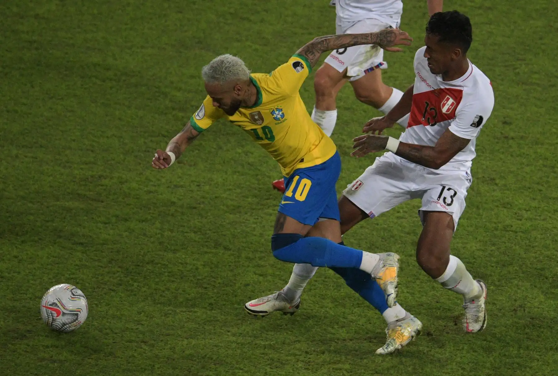 El peruano Renato Tapia y el brasileño Neymar compiten por el balón durante el partido de la fase de grupos de la Copa América 2021, en el estadio Nilton Santos de Río de Janeiro, Brasil. Foto: AFP
