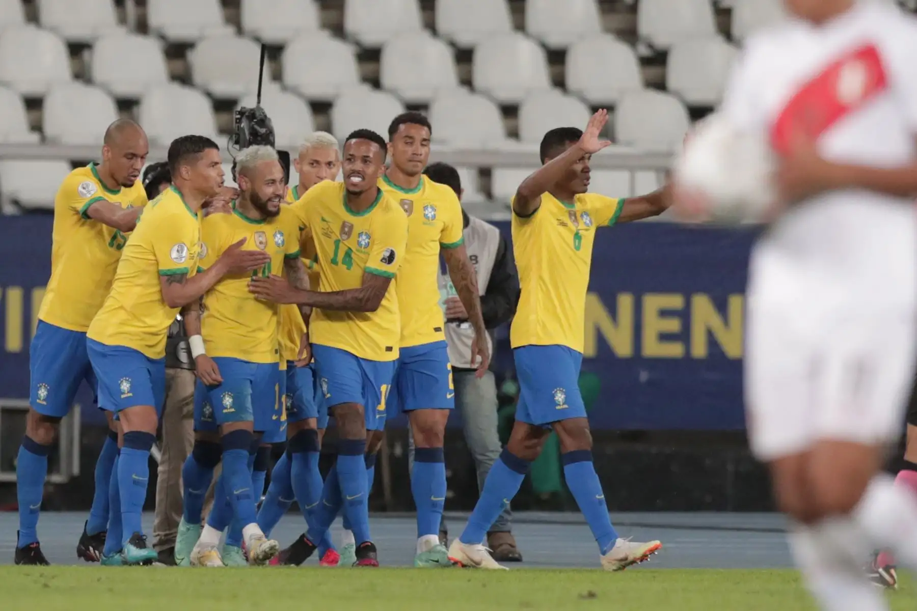 Jugadores de Brasil felicitan a Neymar tras anotar un gol durante partido por el grupo B de la Copa América, en el Estadio Olímpico Nilton Santos, en Río de Janeiro, Brasil. Foto: EFE