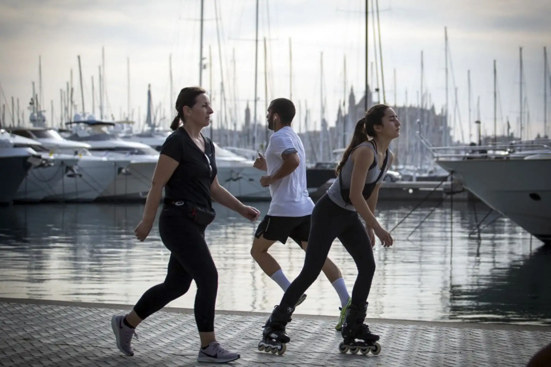 La eliminación de la obligatoriedad de la mascarilla en espacios al aire libre es posible porque se está cumpliendo "escrupulosamente" con todos los objetivos que el Gobierno se había marcado, dijo Sánchez. Foto: AFP