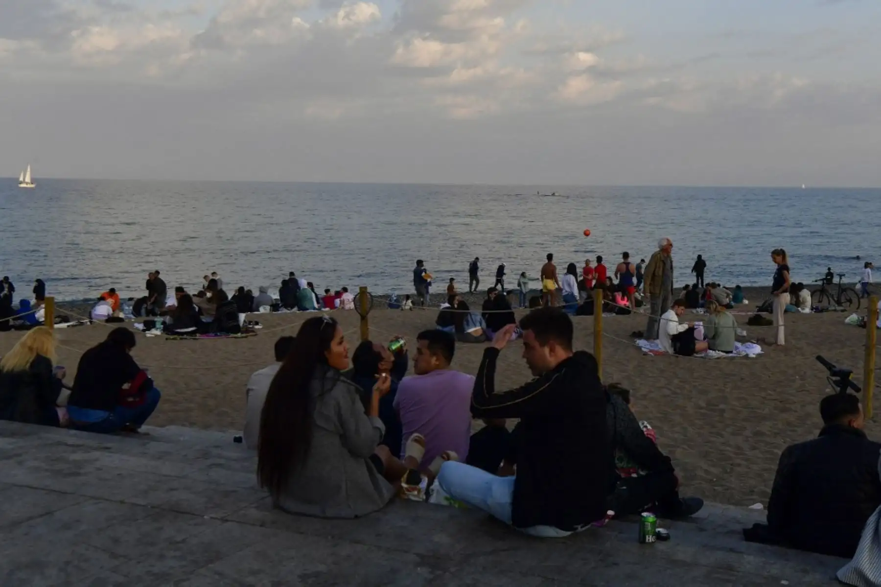 El presidente del gobierno español, Pedro Sánchez, anunció este viernes que el próximo 26 de junio se eliminará la obligatoriedad del uso de la mascarilla en espacios al aire libre impuesto desde el inicio de la pandemia del coronavirus. Foto: AFP