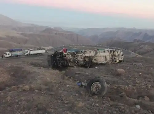 Al menos 15 fallecidos deja el despiste de un ómnibus interprovincial de la empresa Palomino a la altura del km 35 de la carretera Nasca-Puquio. Foto: Nasca Informa/Facebook