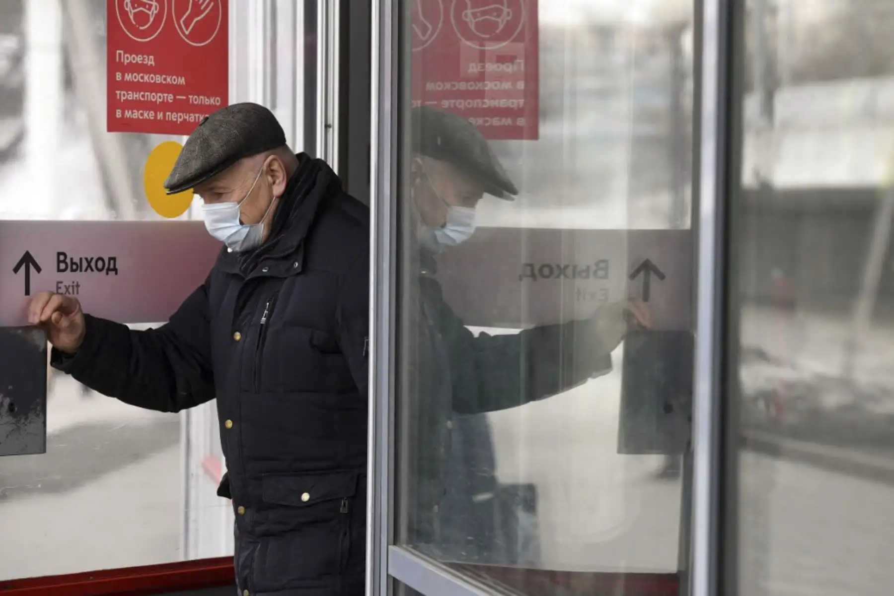 El aumento se imputa a una campaña de vacunación demasiado lenta por la desconfianza de los rusos hacia las vacunas desarrolladas en el país, así como por la ausencia de restricciones durante meses, la aparición de variantes más virulentas y el incumplimiento de las normas de distanciamiento y del uso de mascarillas. Foto: AFP