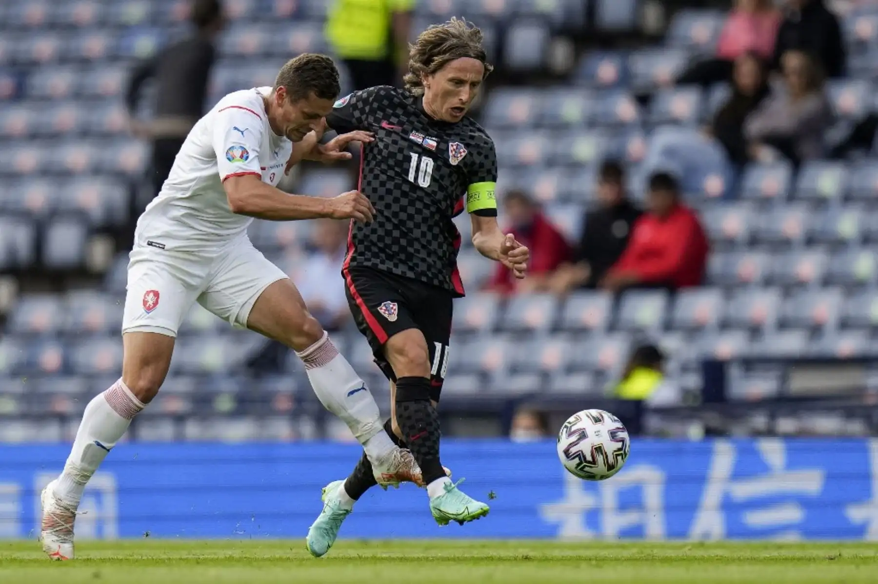 El centrocampista de la República Checa Tomas Holes (L) desafía al mediocampista de Croacia Luka Modric durante el partido de fútbol del Grupo D de la UEFA EURO 2020 entre Croacia y la República Checa en Hampden Park en Glasgow el 18 de junio de 2021. Foto: AFP