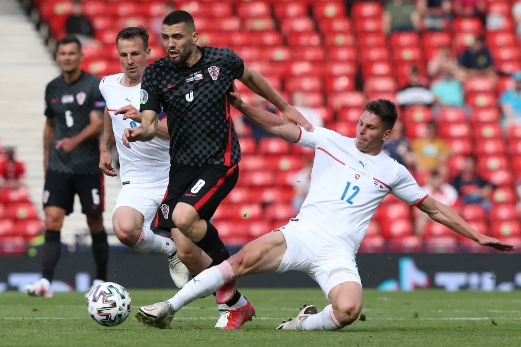 El mediocampista croata Mateo Kovacic (izq.) Es abordado por el mediocampista de la República Checa Lukas Masopust durante el partido de fútbol del Grupo D de la UEFA EURO 2020 entre Croacia y la República Checa en Hampden Park en Glasgow el 18 de junio de 2021. Foto: AFP