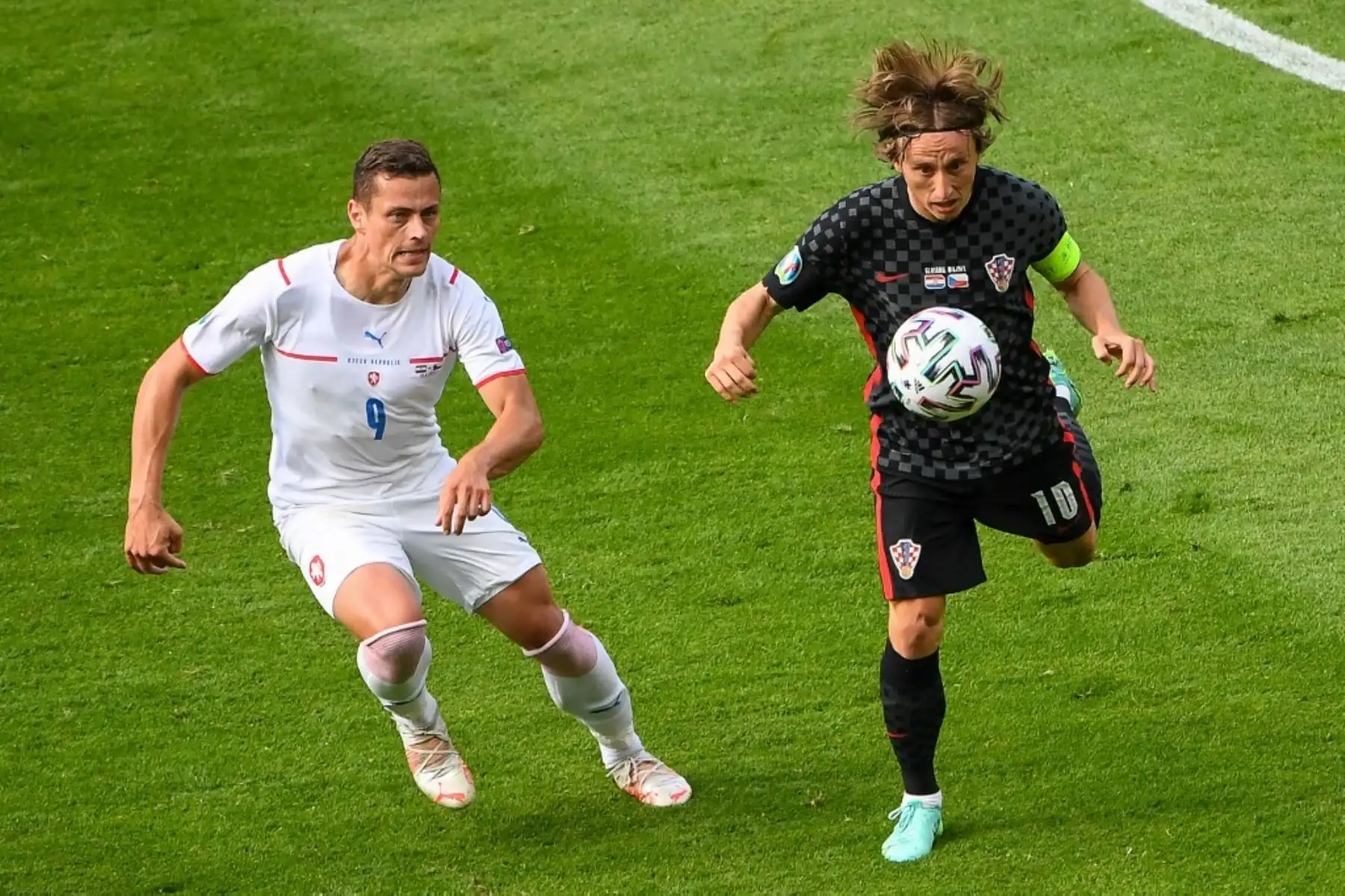 El defensor de la República Checa Tomas Holes (L) compite con el mediocampista croata Luka Modric durante el partido de fútbol del Grupo D de la UEFA EURO 2020 entre Croacia y la República Checa en Hampden Park en Glasgow el 18 de junio de 2021. Foto: AFP
