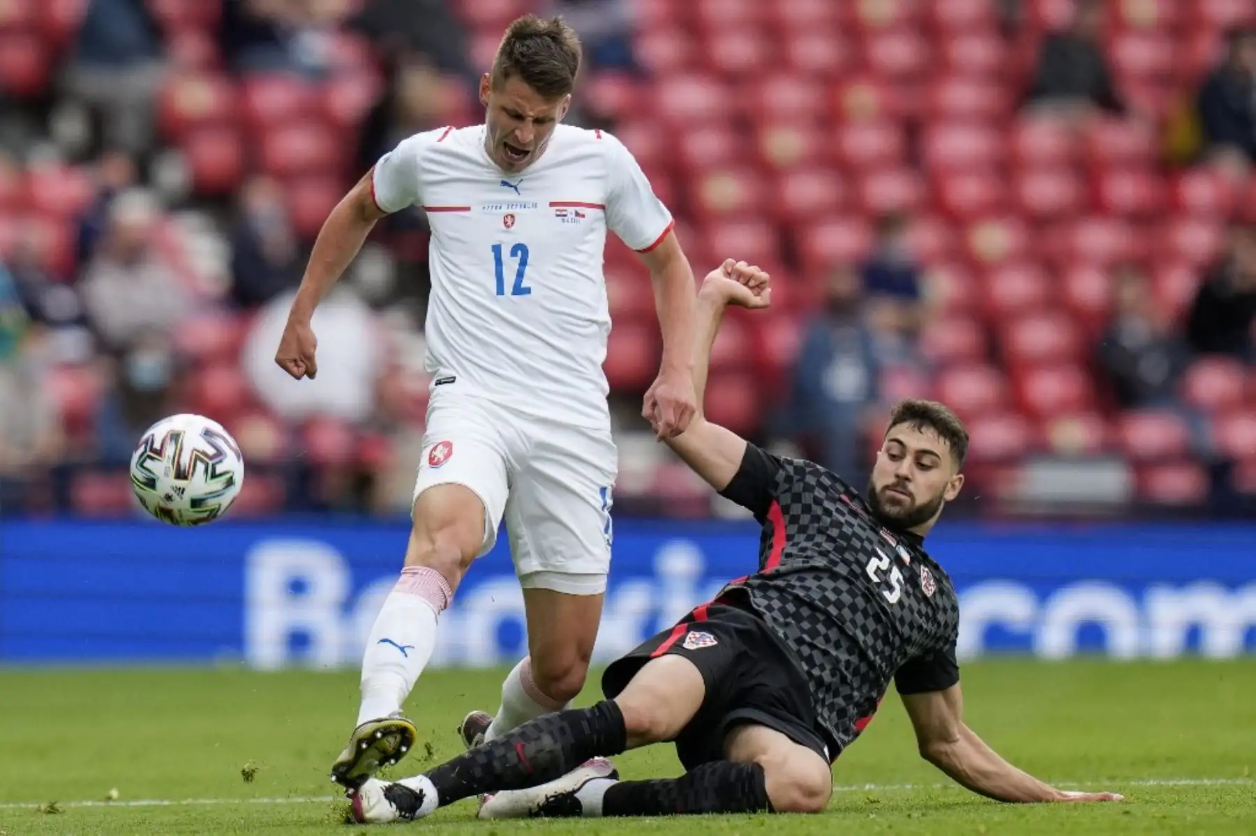 El centrocampista de la República Checa Lukas Masopust (L) es abordado por el defensor de Croacia Josko Gvardiol durante el partido de fútbol del Grupo D de la UEFA EURO 2020 entre Croacia y la República Checa en Hampden Park en Glasgow el 18 de junio de 2021. Foto: AFP