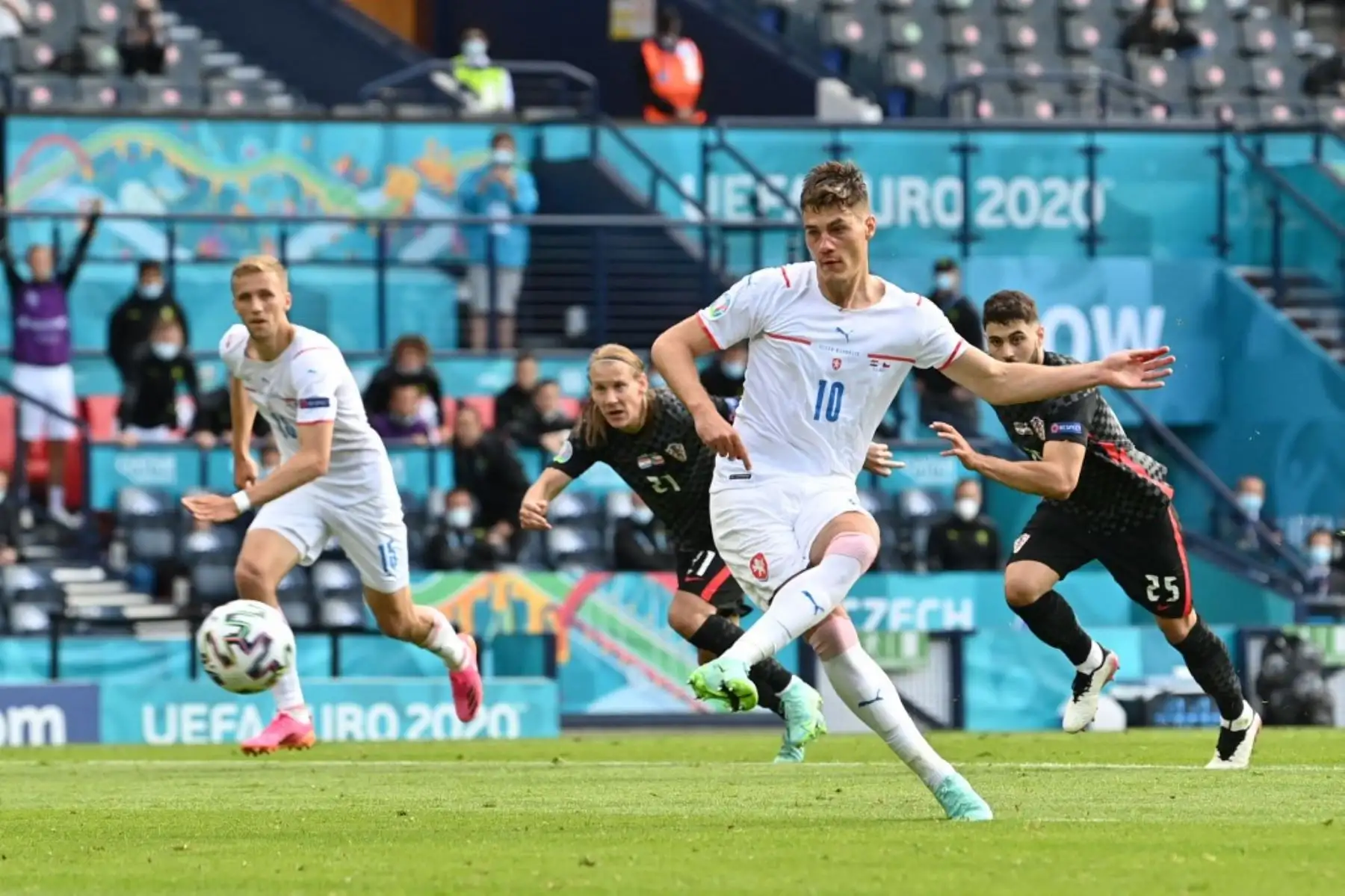 El delantero de la República Checa Patrik Schick anota desde el punto de penalti durante el partido de fútbol del Grupo D de la UEFA EURO 2020 entre Croacia y la República Checa en Hampden Park en Glasgow el 18 de junio de 2021. Foto: AFP