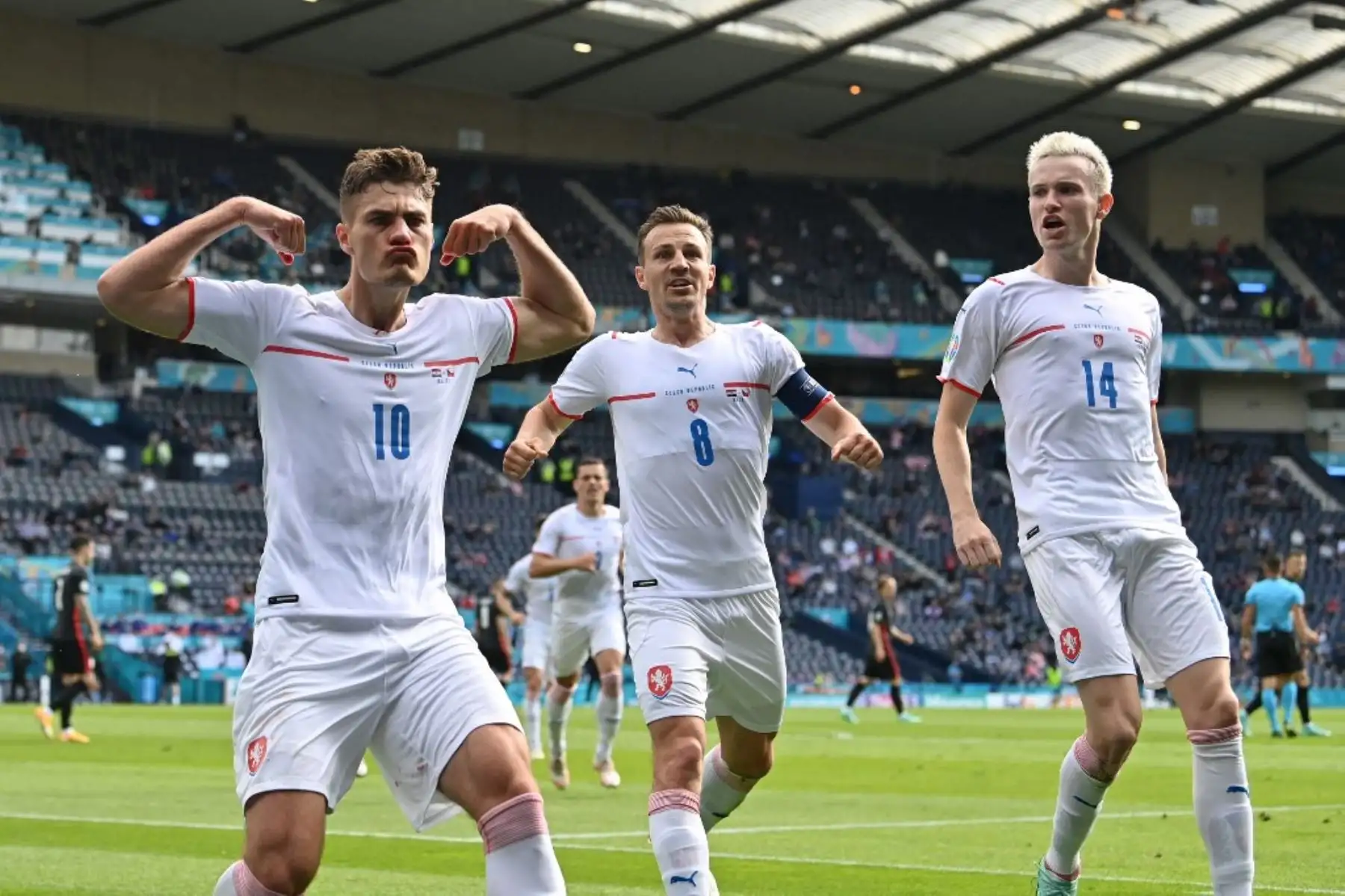 El delantero de la República Checa Patrik Schick (L) celebra después de anotar el gol inicial desde el punto de penalti durante el partido de fútbol del Grupo D de la UEFA EURO 2020 entre Croacia y la República Checa en Hampden Park en Glasgow el 18 de junio de 2021. Foto: AFP
