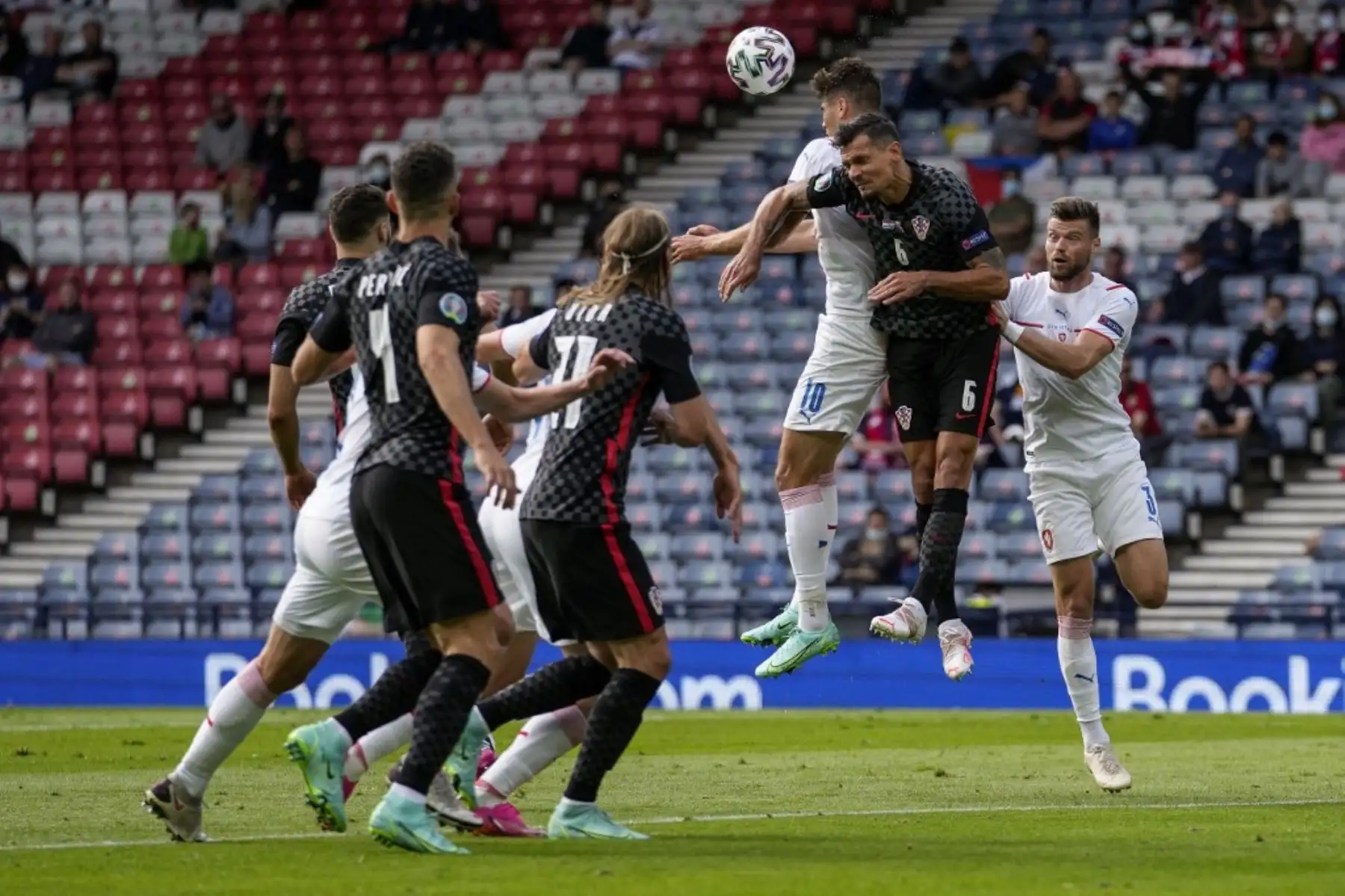 El delantero de la República Checa Patrik Schick recibe una falta del defensor de Croacia Dejan Lovren durante el partido de fútbol del Grupo D de la UEFA EURO 2020 entre Croacia y la República Checa en Hampden Park en Glasgow el 18 de junio de 2021. Foto: AFP