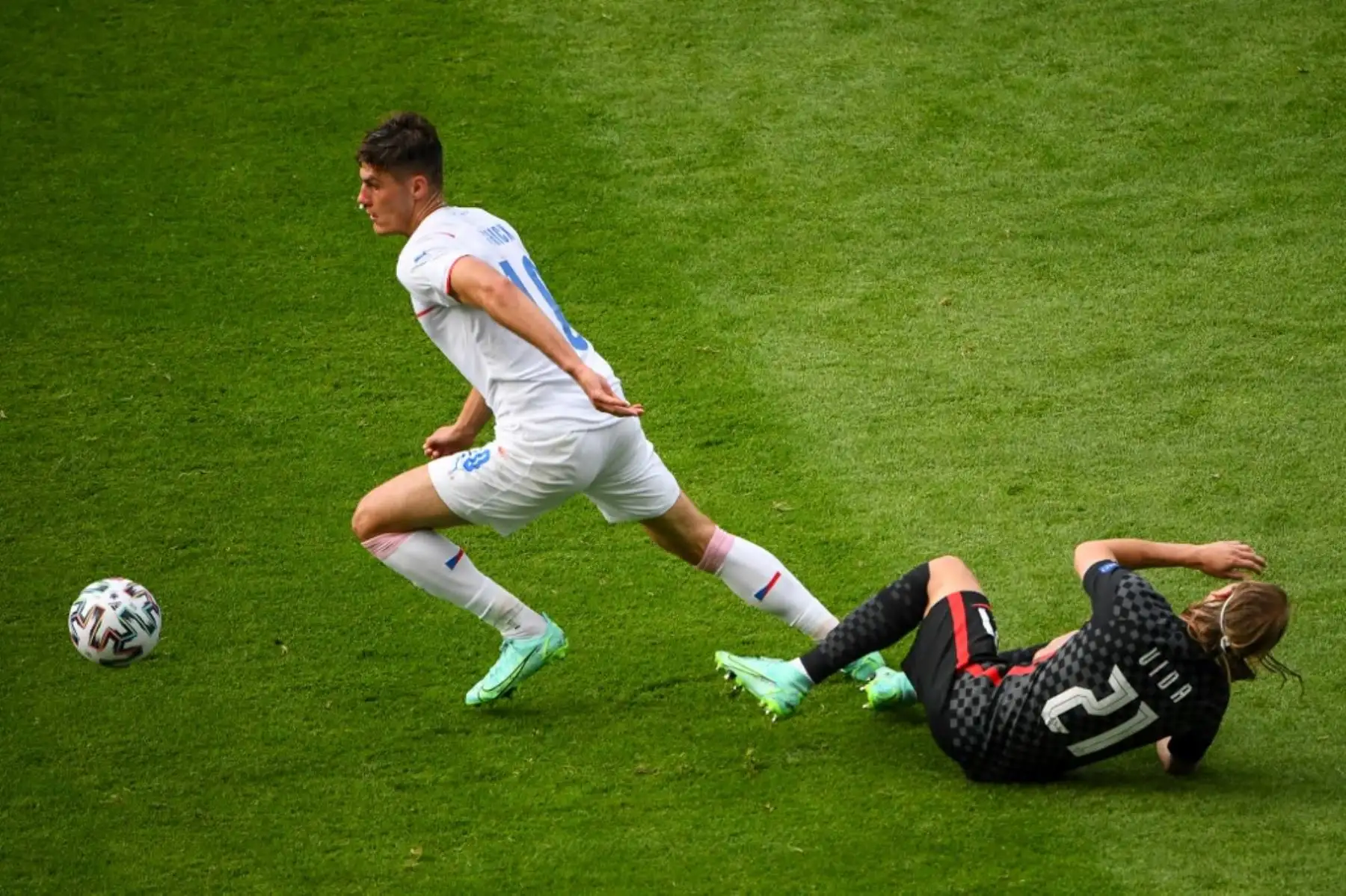 El defensor de Croacia Domagoj Vida cae junto al delantero de la República Checa Patrik Schick (L) durante el partido de fútbol del Grupo D de la UEFA EURO 2020 entre Croacia y la República Checa en Hampden Park en Glasgow el 18 de junio de 2021. Foto: AFP