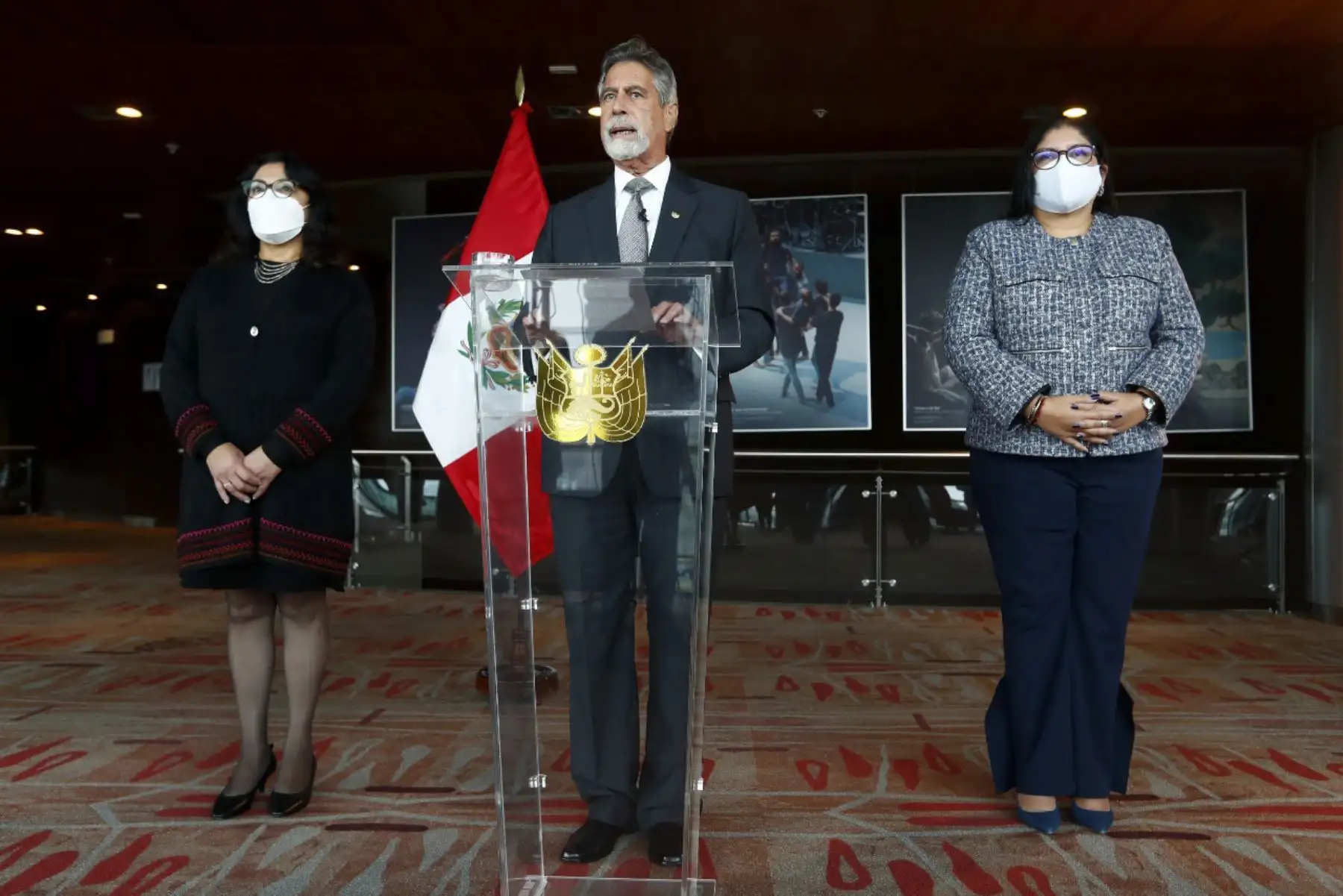 Pronunciamiento del presidente Francisco Sagasti acompañado de la presidenta del Consejo de Ministros, Violeta Bermúdez, y de la ministra de Defensa, Nuria Esparch. ANDINA/Prensa Presidencia