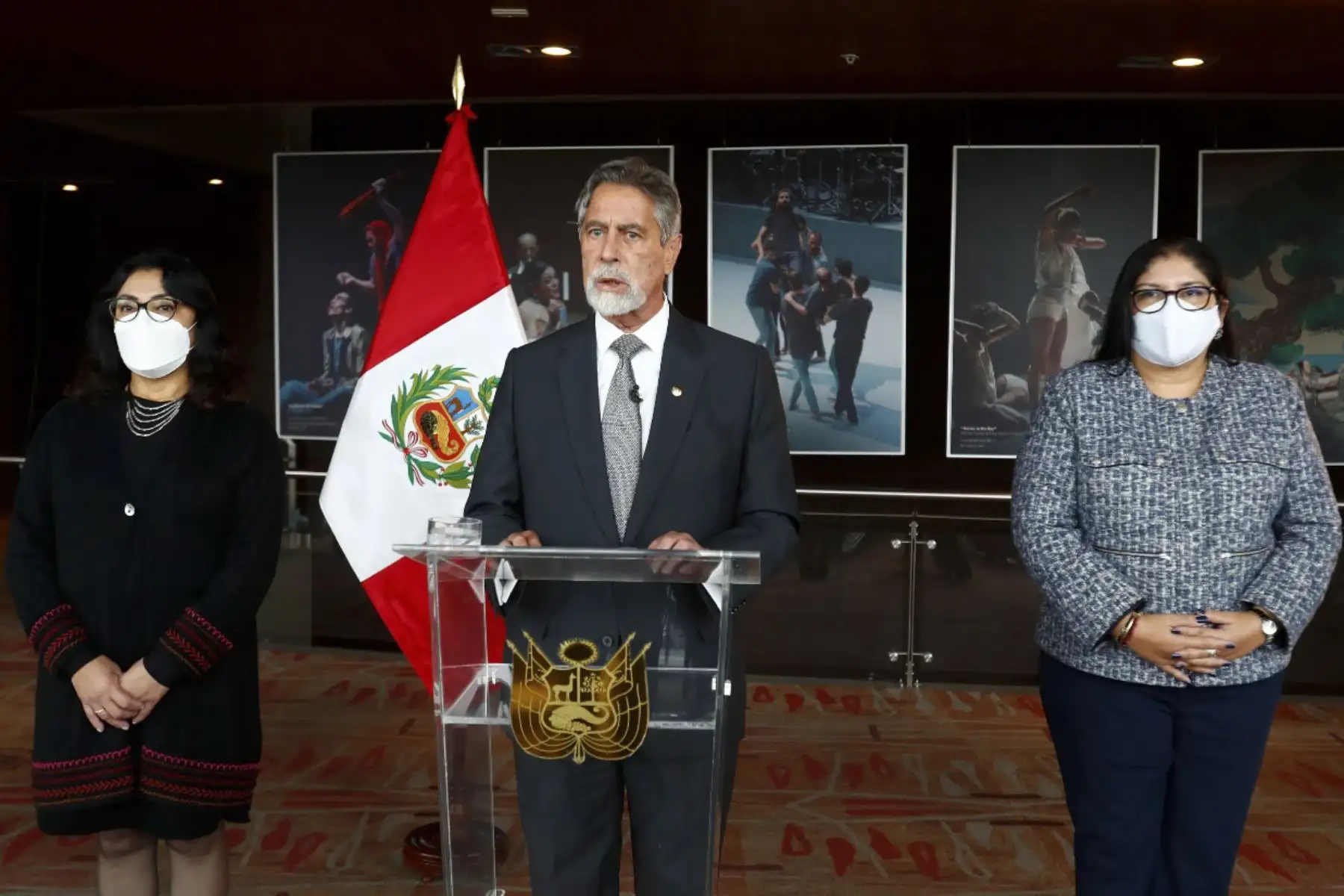 Pronunciamiento del presidente Francisco Sagasti acompañado de la presidenta del Consejo de Ministros, Violeta Bermúdez, y de la ministra de Defensa, Nuria Esparch. ANDINA/Prensa Presidencia