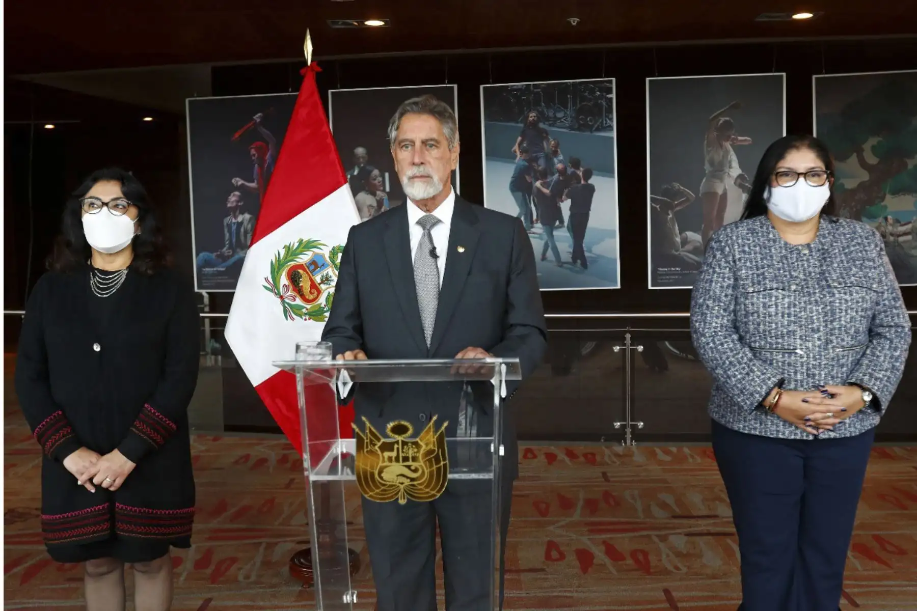 Pronunciamiento del presidente Francisco Sagasti acompañado de la presidenta del Consejo de Ministros, Violeta Bermúdez, y de la ministra de Defensa, Nuria Esparch. ANDINA/Prensa Presidencia