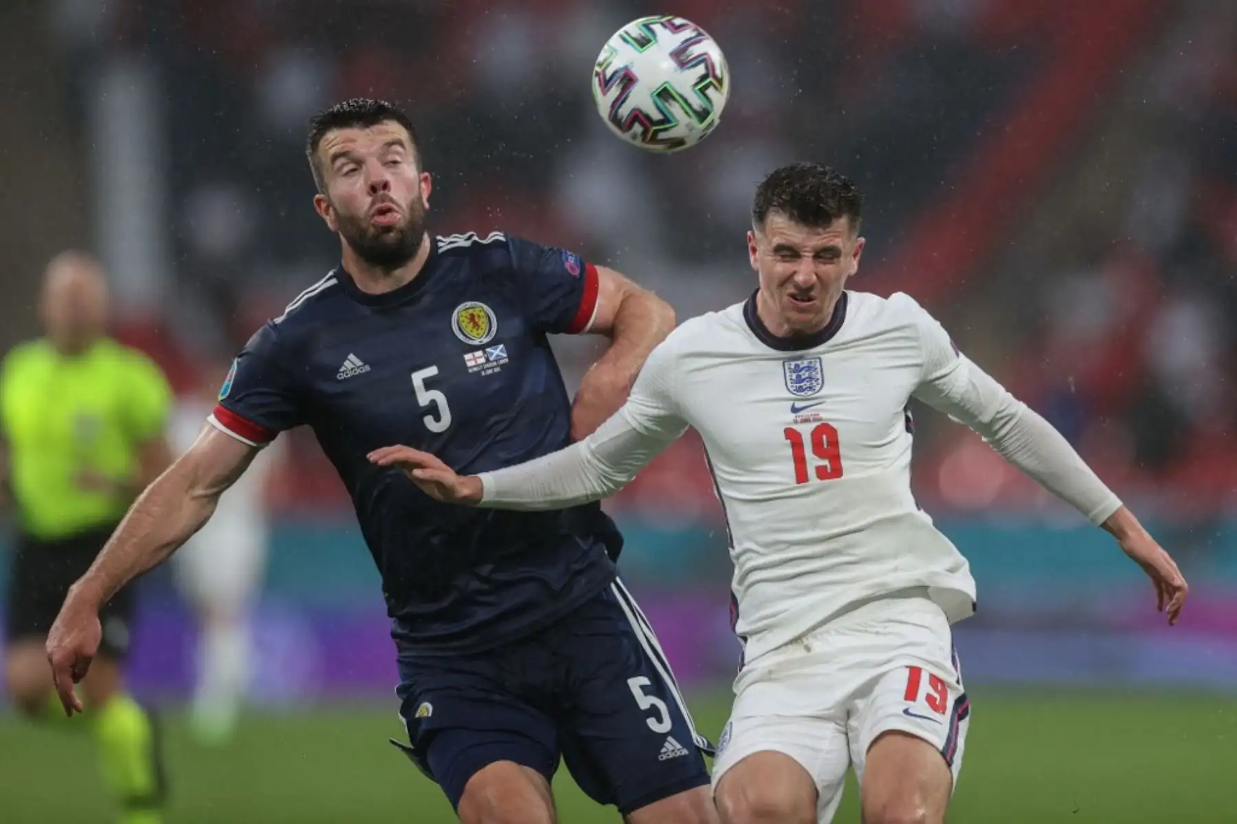 El defensor escocés Grant Hanley (izq.) Pelea por el balón con el mediocampista inglés Mason Mount durante el partido de fútbol del Grupo D de la UEFA EURO 2020 entre Inglaterra y Escocia en el estadio de Wembley en Londres el 18 de junio de 2021. Foto: AFP