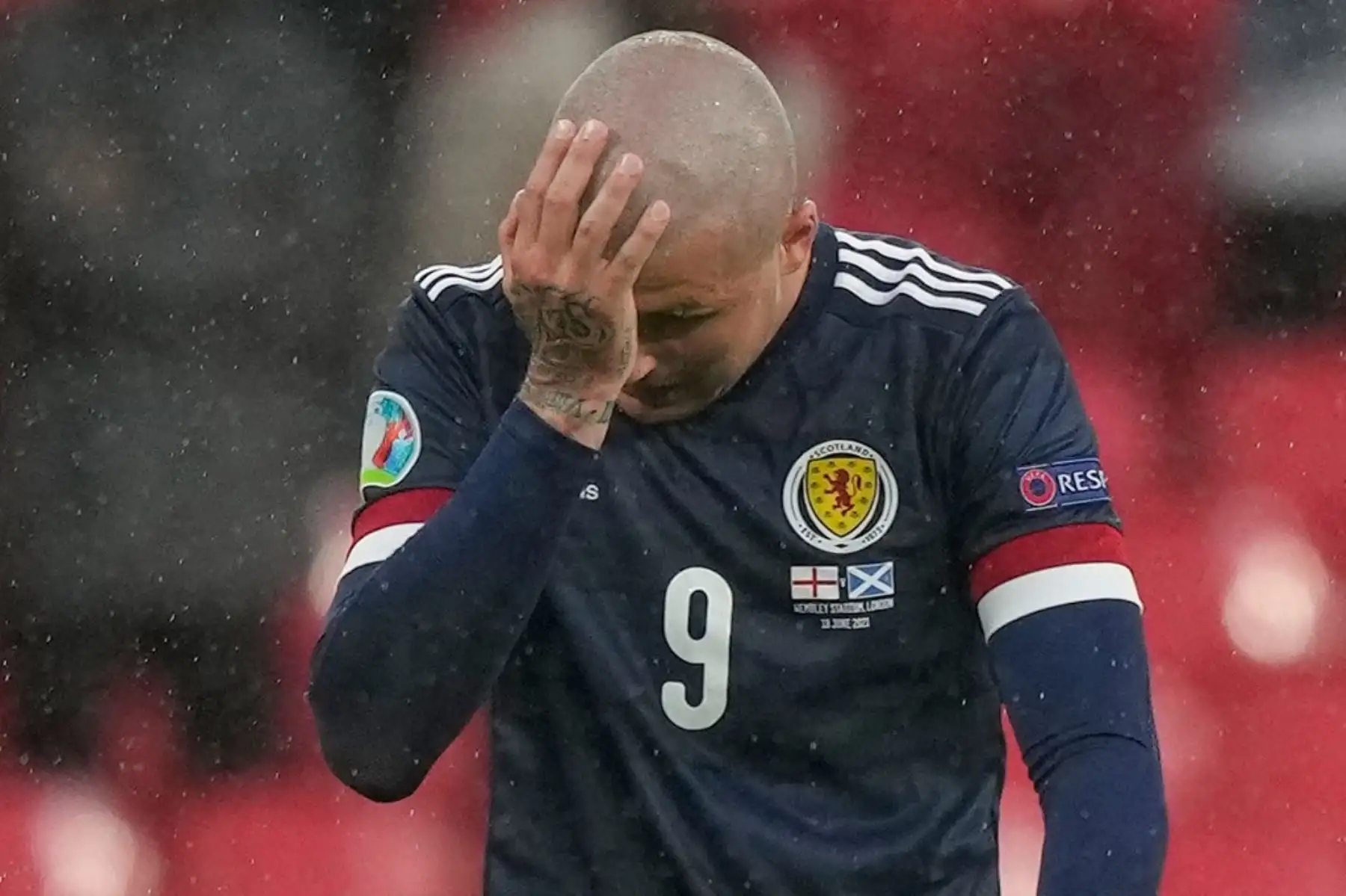 El delantero escocés Lyndon Dykes reacciona durante el partido de fútbol del Grupo D de la UEFA EURO 2020 entre Inglaterra y Escocia en el estadio de Wembley en Londres el 18 de junio de 2021. Foto: AFP