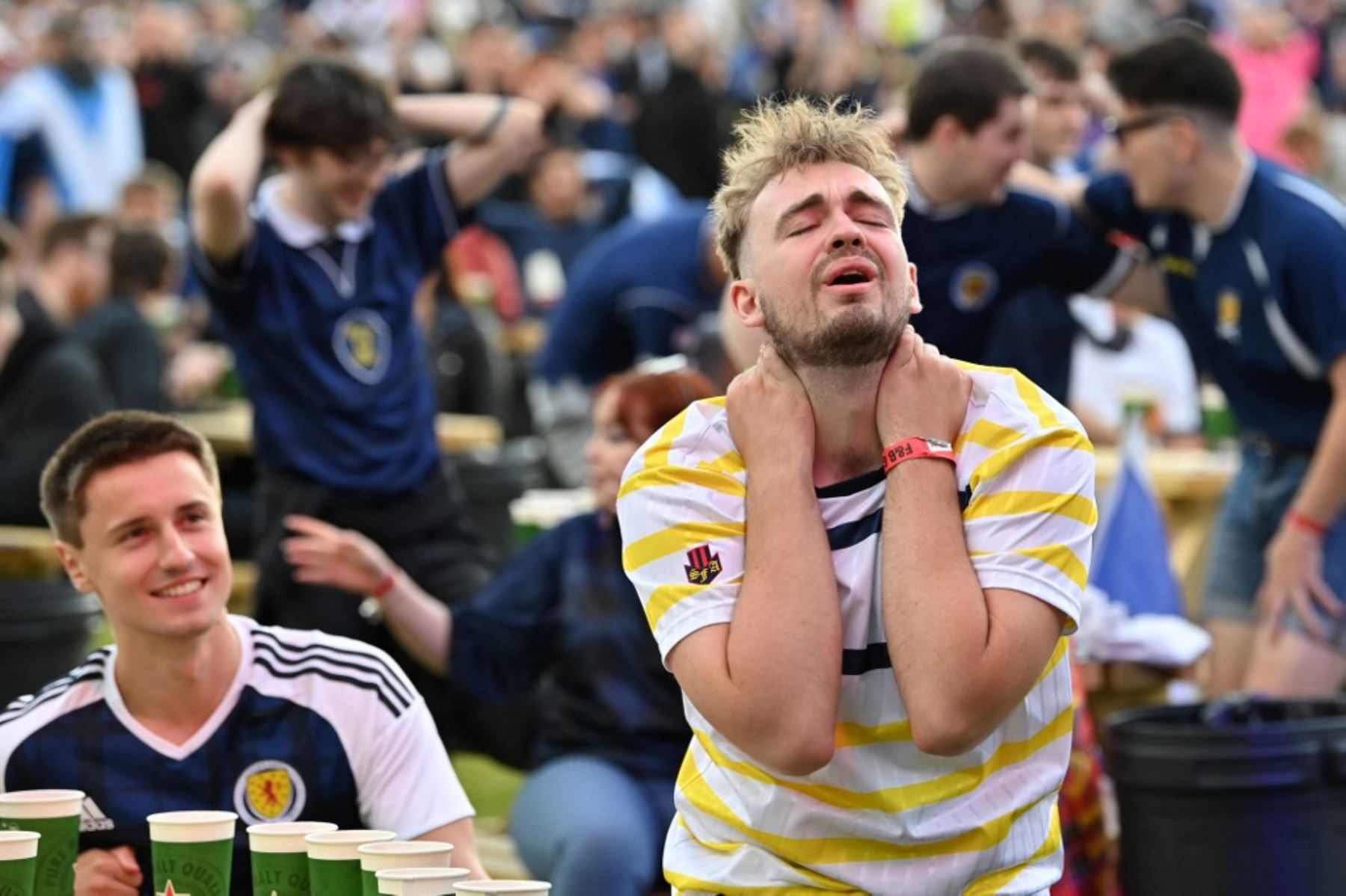 Los seguidores de Escocia reaccionan en la Fan Zone en Glasgow al ver el partido de fútbol de la UEFA EURO 2020 entre Inglaterra y Escocia que se juega en Londres el 18 de junio de 2021. Foto: AFP