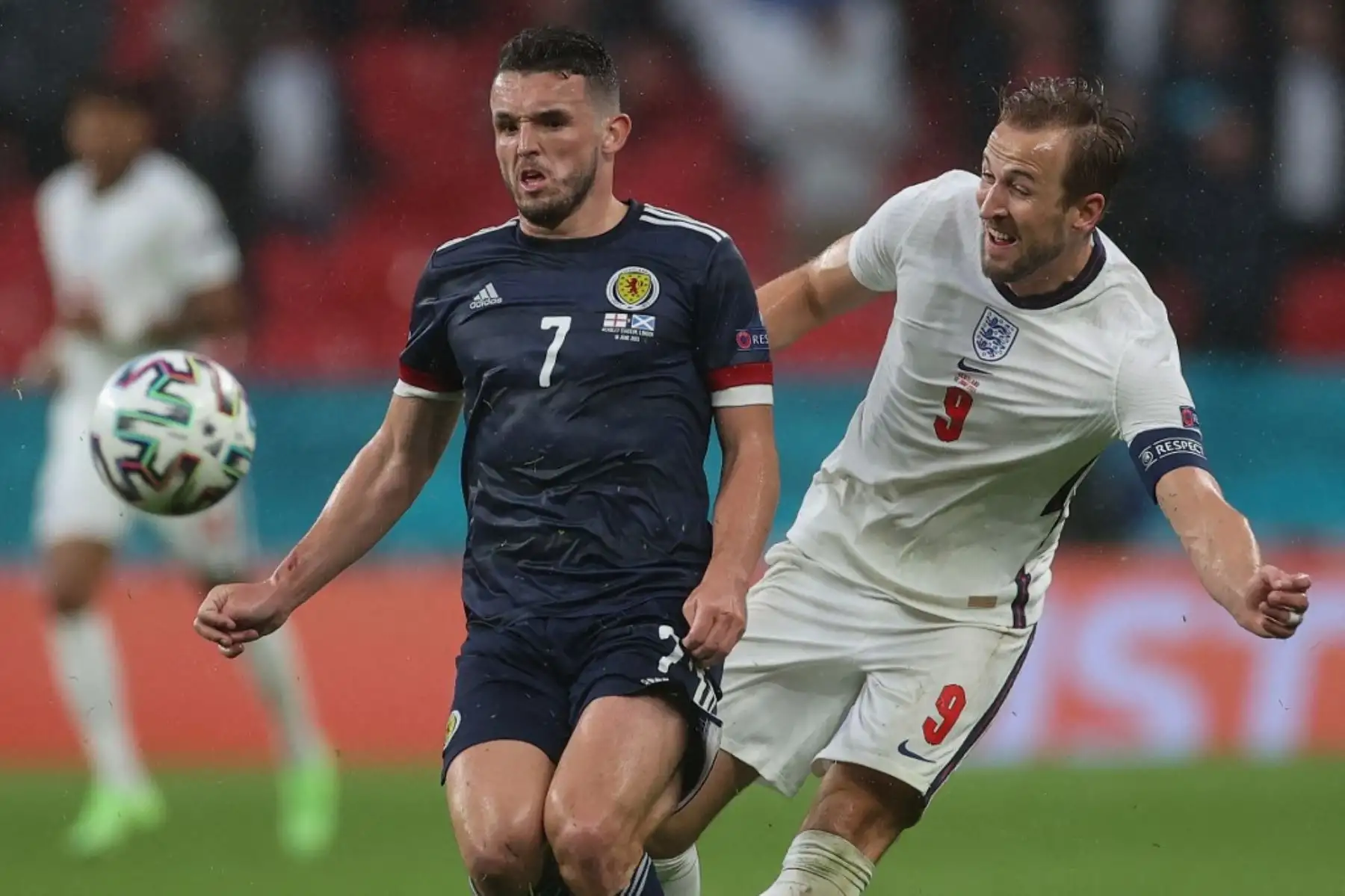 El mediocampista escocés John McGinn (izq.) Pelea por el balón con el delantero inglés Harry Kane durante el partido de fútbol del Grupo D de la UEFA EURO 2020 entre Inglaterra y Escocia en el estadio de Wembley en Londres el 18 de junio de 2021. Foto: AFP