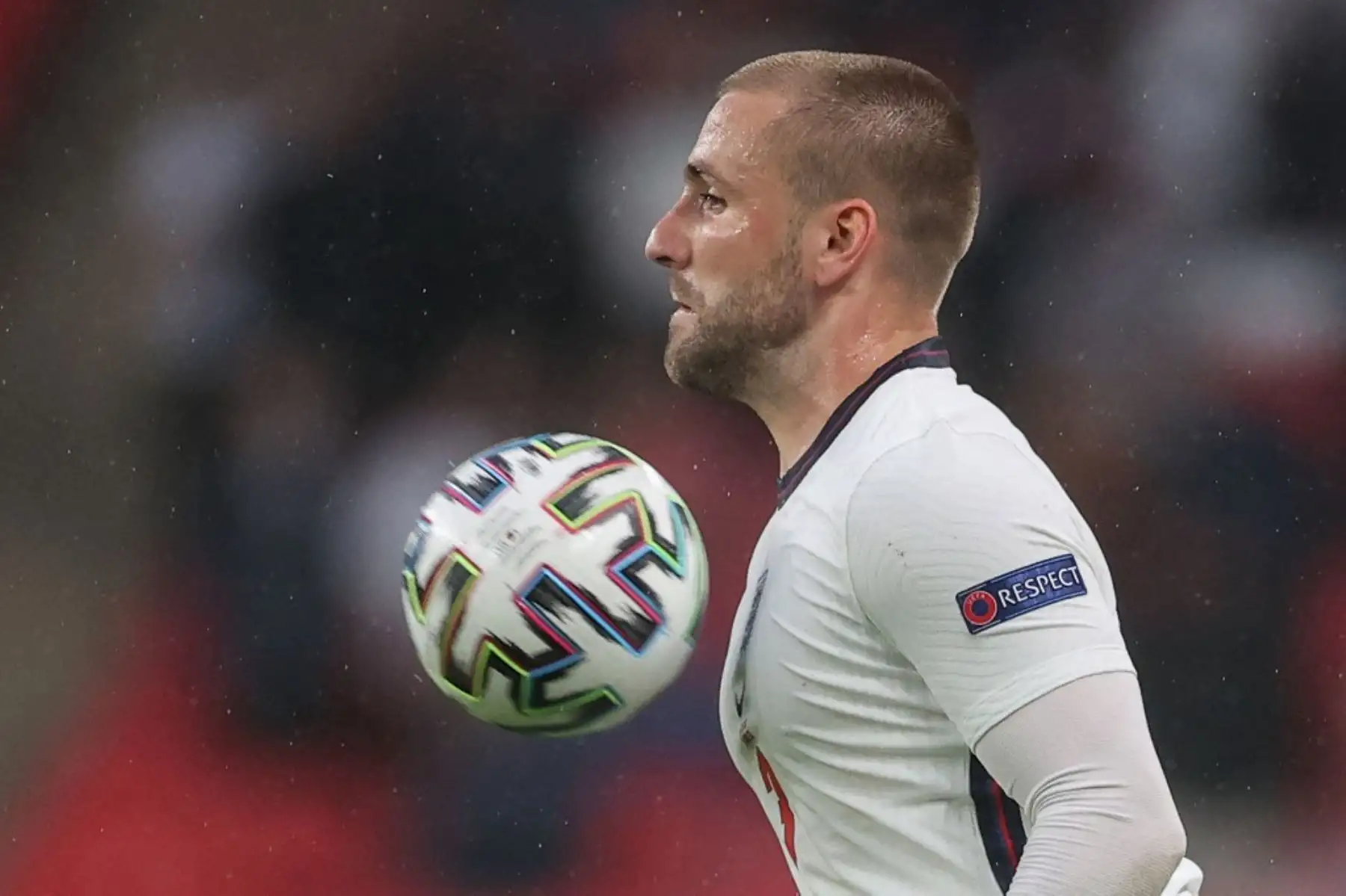 El defensor de Inglaterra Luke Shaw controla el balón durante el partido de fútbol del Grupo D de la UEFA EURO 2020 entre Inglaterra y Escocia en el estadio de Wembley en Londres el 18 de junio de 2021. Foto: AFP