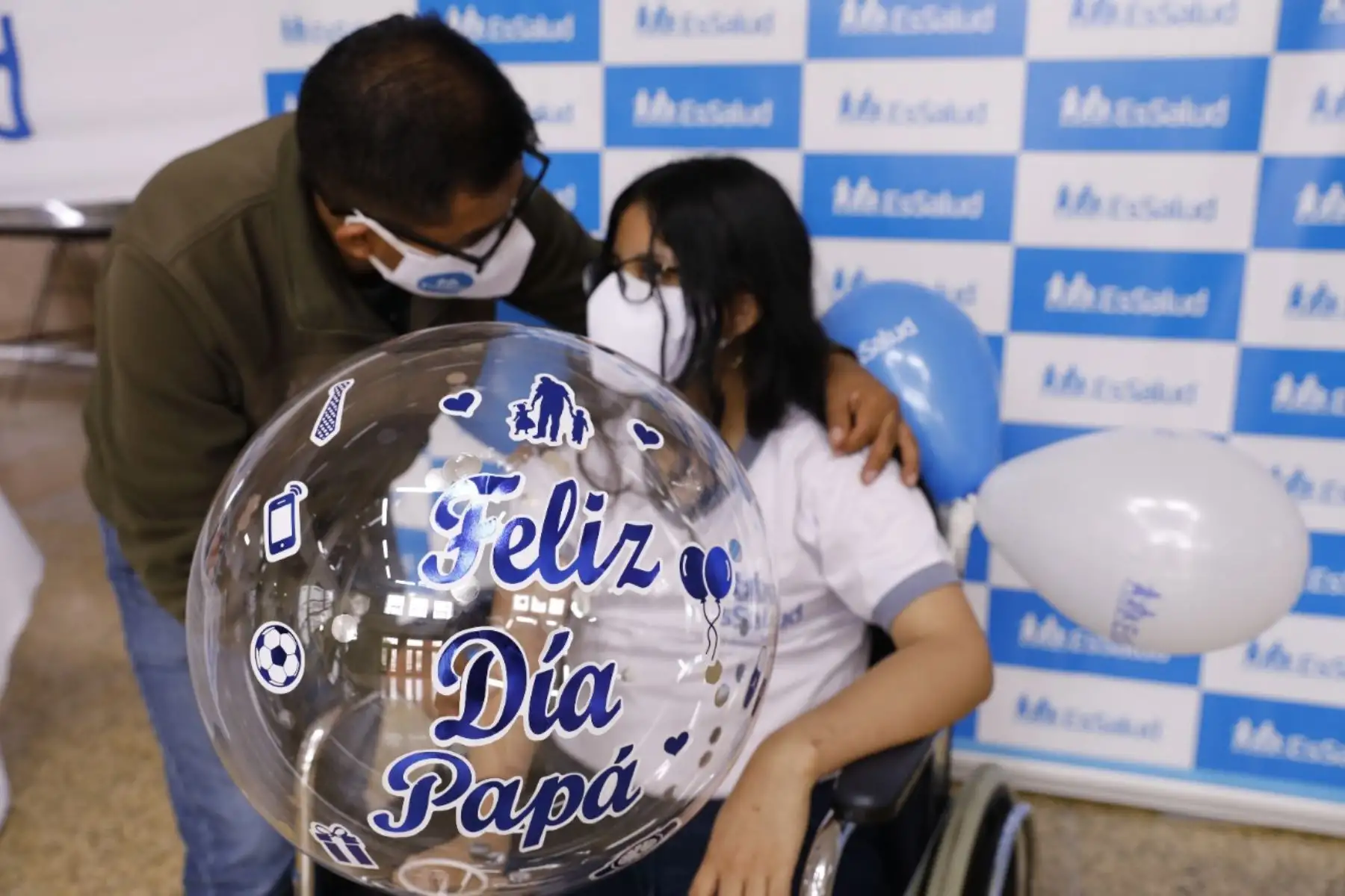 Salazar explicó que la técnica utilizada en la cirugía tenía que ser la convencional debido a su gran tamaño, cirugía abierta cuya incisión alcanza una cicatriz de 30 centímetros de largo de manera vertical en la cavidad del abdomen, lo que permitió la extirpación total del tumor gigante que llevaba la adolescente. Foto: EsSalud