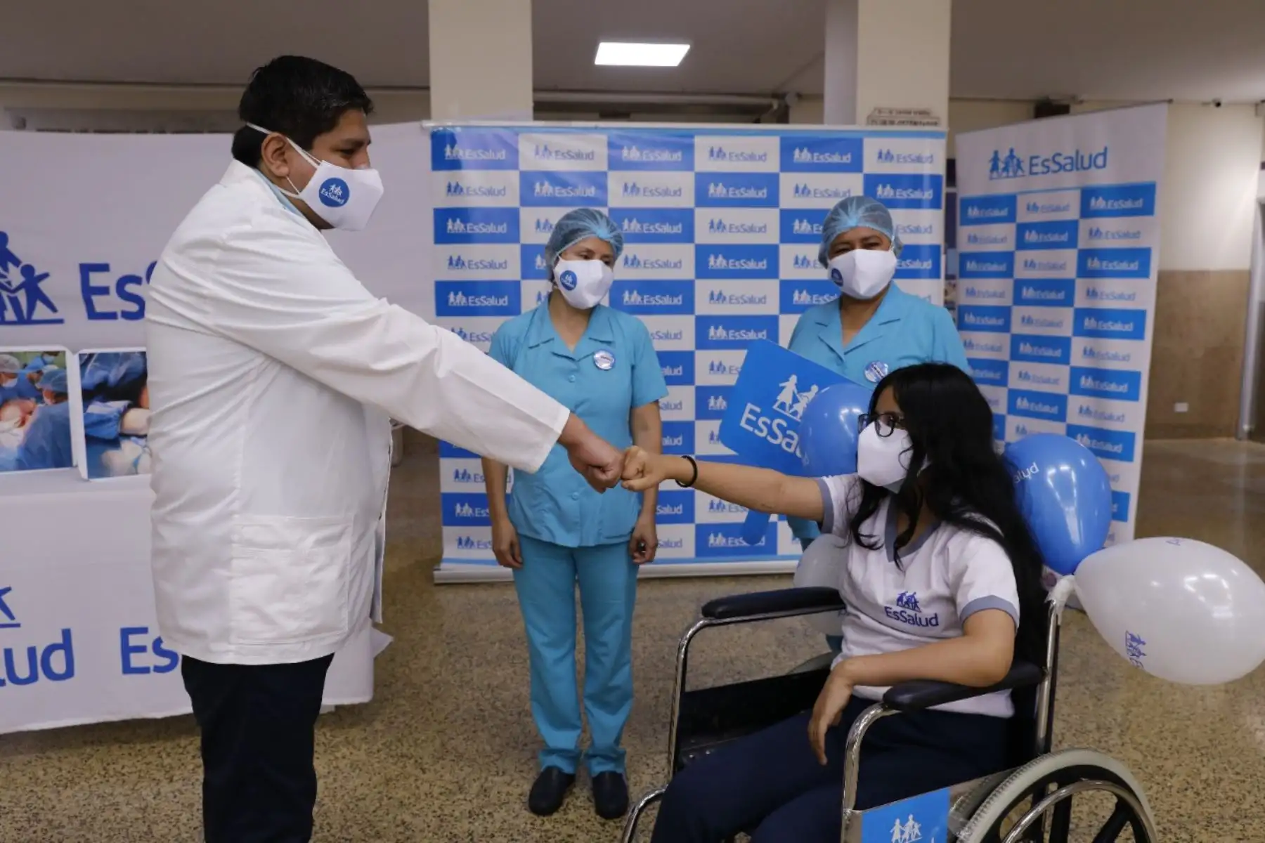 En lo que va de la pandemia, EsSalud ha atendido múltiples emergencias NO COVID como la que vivió Nayely.  La adolescente llego con un tumor gigante de 40 centímetros y 11 kilos  en el ovario derecho; pero tras extirparlo en una cirugía de alta complejidad realizada por los especialistas del Hospital Nacional Almenara, es ahora dada de alta para alegría de su familia pero sobre todo de Jaime Rufino quien tendrá el mejor día del padre con su hija sana y salva. Foto: EsSalud