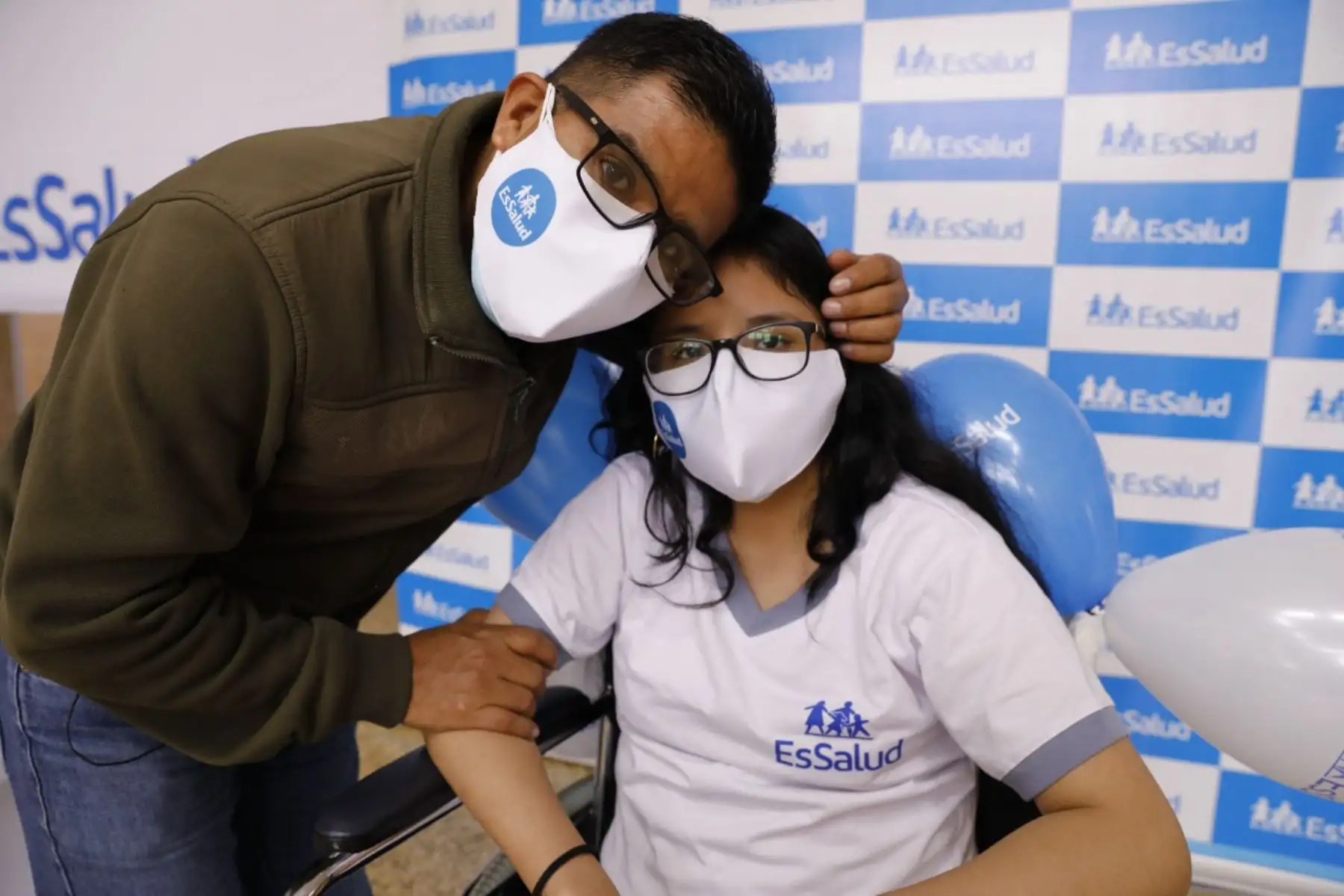 Compleja y riesgosa cirugía, que duró 4 horas para extirpar un tumor de 40 centímetros, fue realizada por especialistas del Servicio de Cirugía Pediátrica del Hospital Almenara. Foto: EsSalud