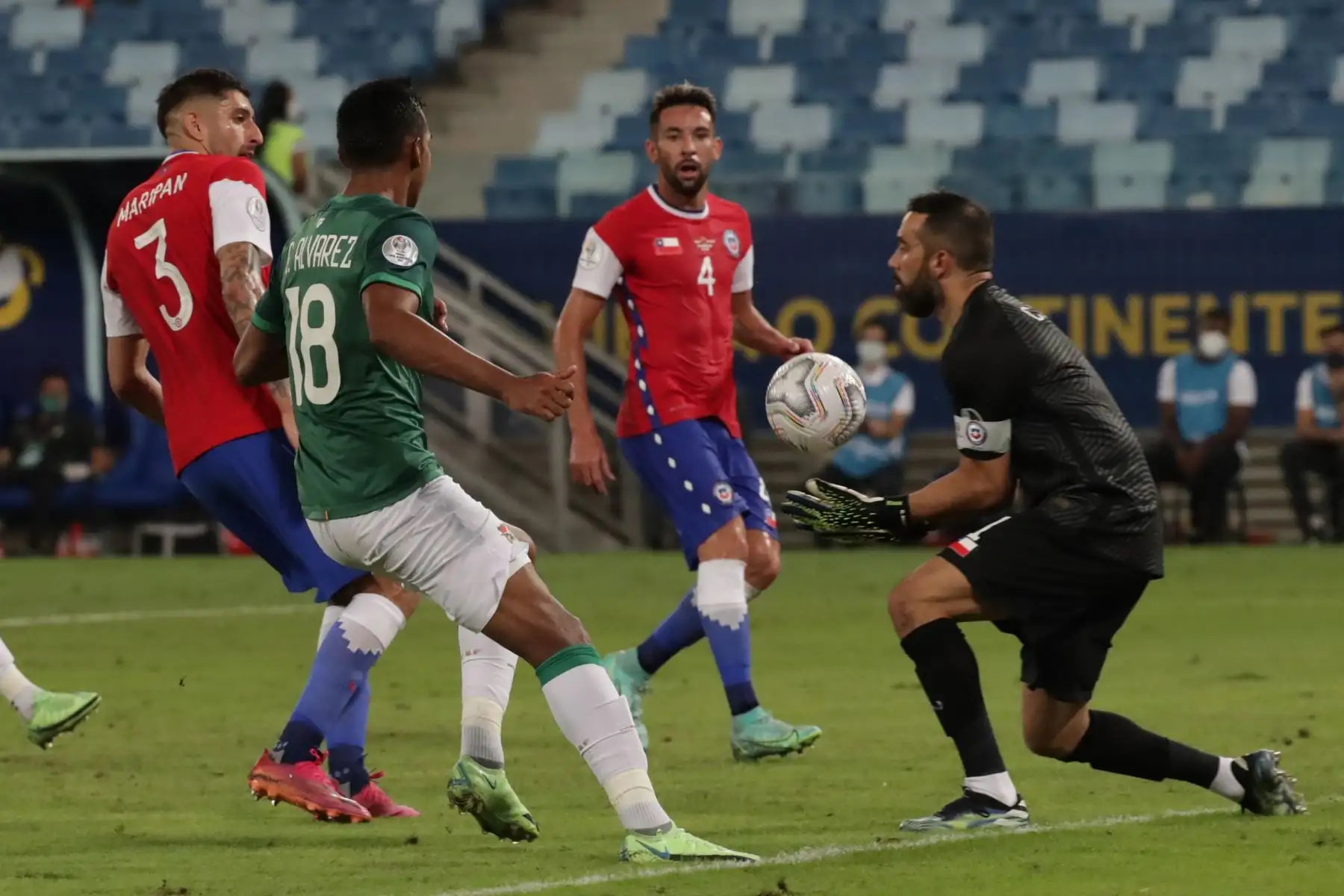El arquero de Chile Claudio Bravo atrapa un balón ante Bolivia durante un partido por el grupo A de la Copa América, en el estadio Arena Pantanal de Cuiabá, Brasil. Foto: EFE