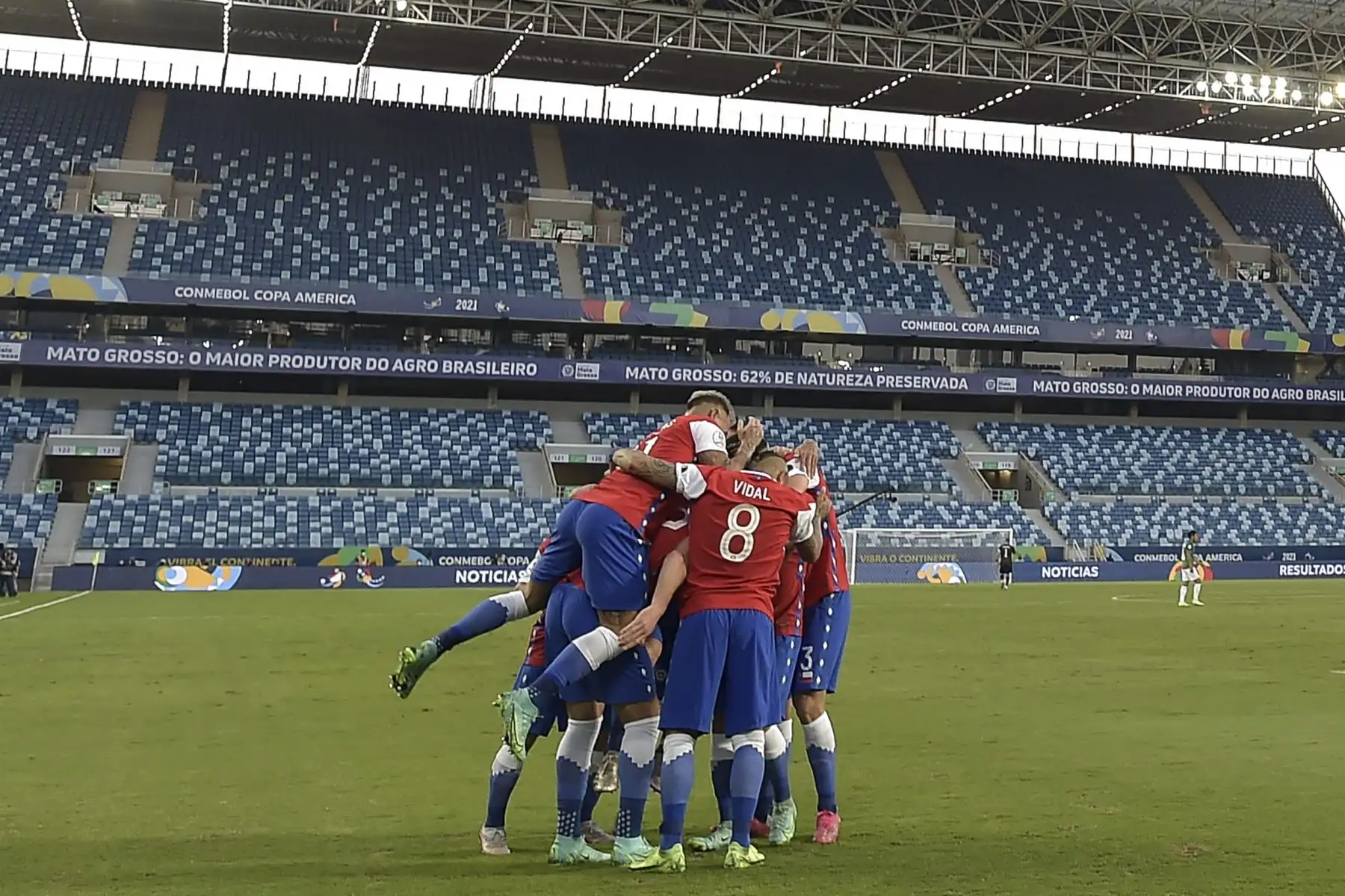 Los jugadores de Chile celebran después de que su compañero Ben Brereton anotó contra Bolivia durante el partido de la fase de grupos de la Copa América, en el Pantanal Arena de Cuiabá, Brasil. Foto: AFP