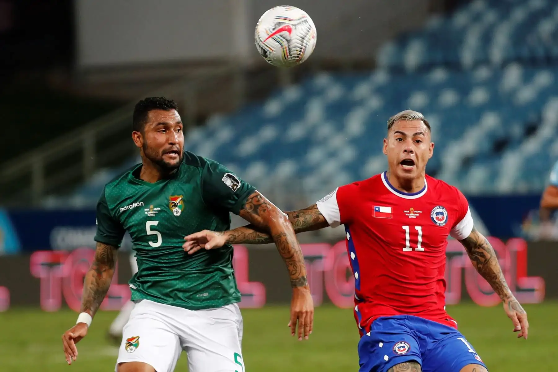 Eduardo Vargas de Chile disputa el balón con Adrián Jusino de Bolivia durante partido por el grupo A de la Copa América, en el estadio Arena Pantanal de Cuiabá, Brasil. Foto: EFE