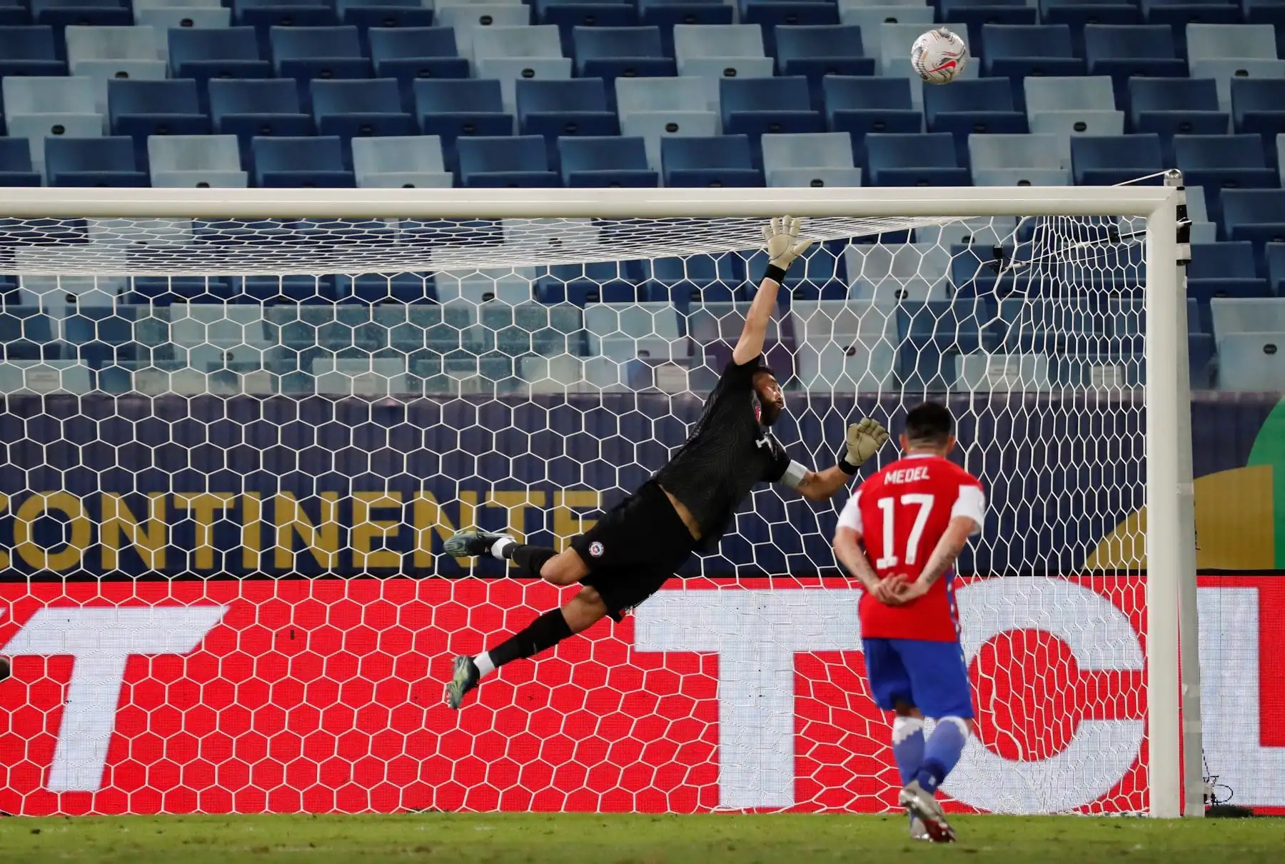 El arquero Claudio Bravo de Chile despeja un disparo de Bolivia durante partido por el grupo A de la Copa América, en el estadio Arena Pantanal de Cuiabá, Brasil. Foto: EFE