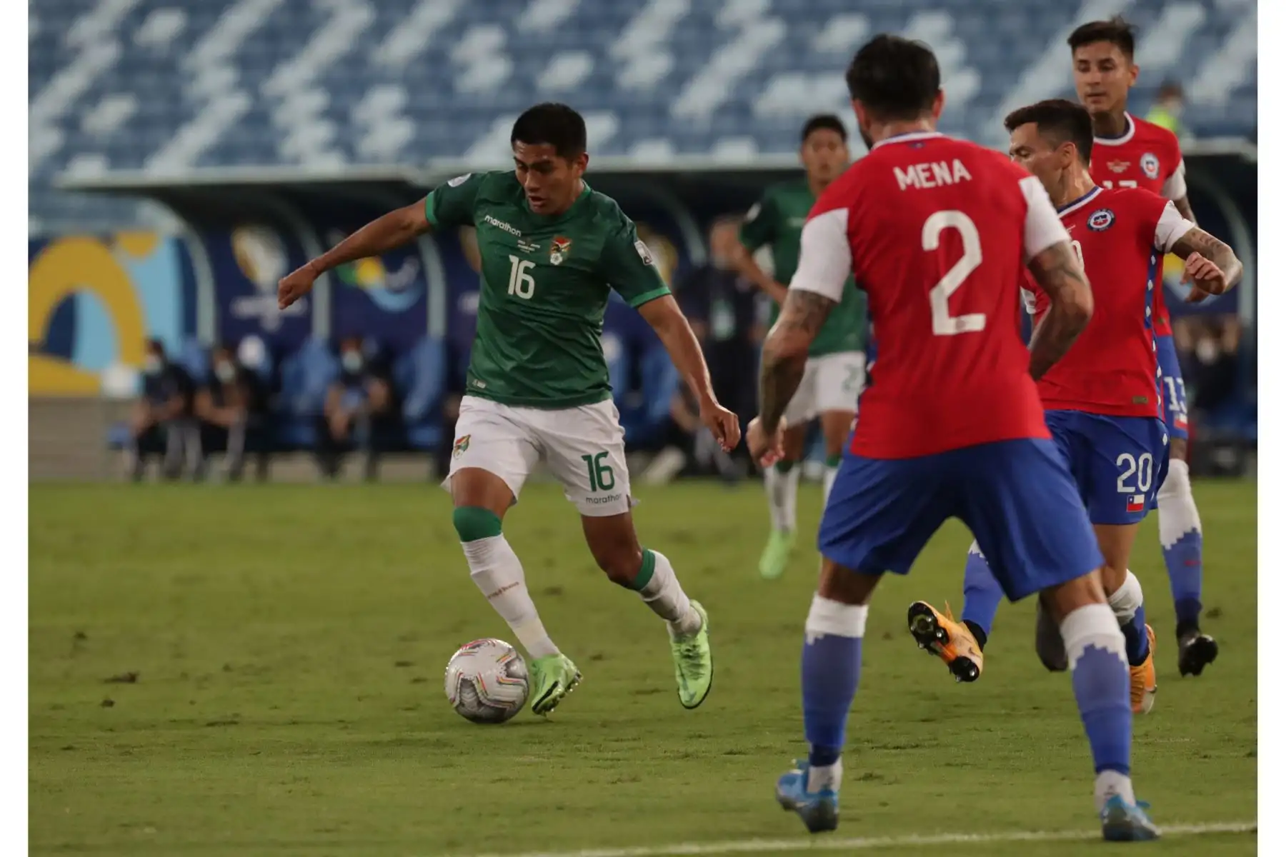 Erwin Saavedra de Bolivia avanza con el balón ante la marca Chile durante un partido por el grupo A de la Copa América, en el estadio Arena Pantanal de Cuiabá, Brasil. Foto: EFE