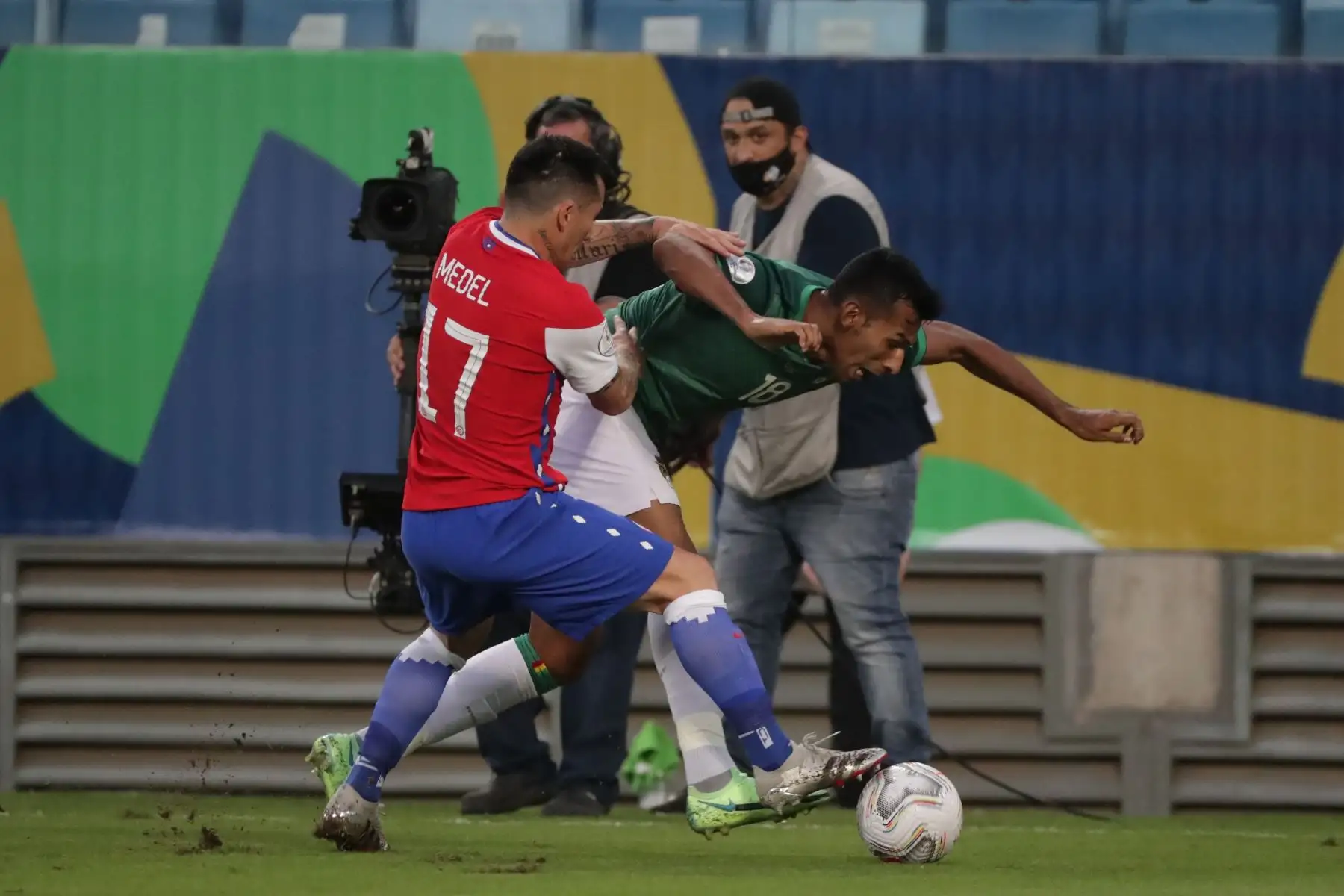 Gary Medel de Chile disputa el balón con Gilbert Álvarez de Bolivia durante un partido por el grupo A de la Copa América, en el estadio Arena Pantanal de Cuiabá, Brasil. Foto: EFE