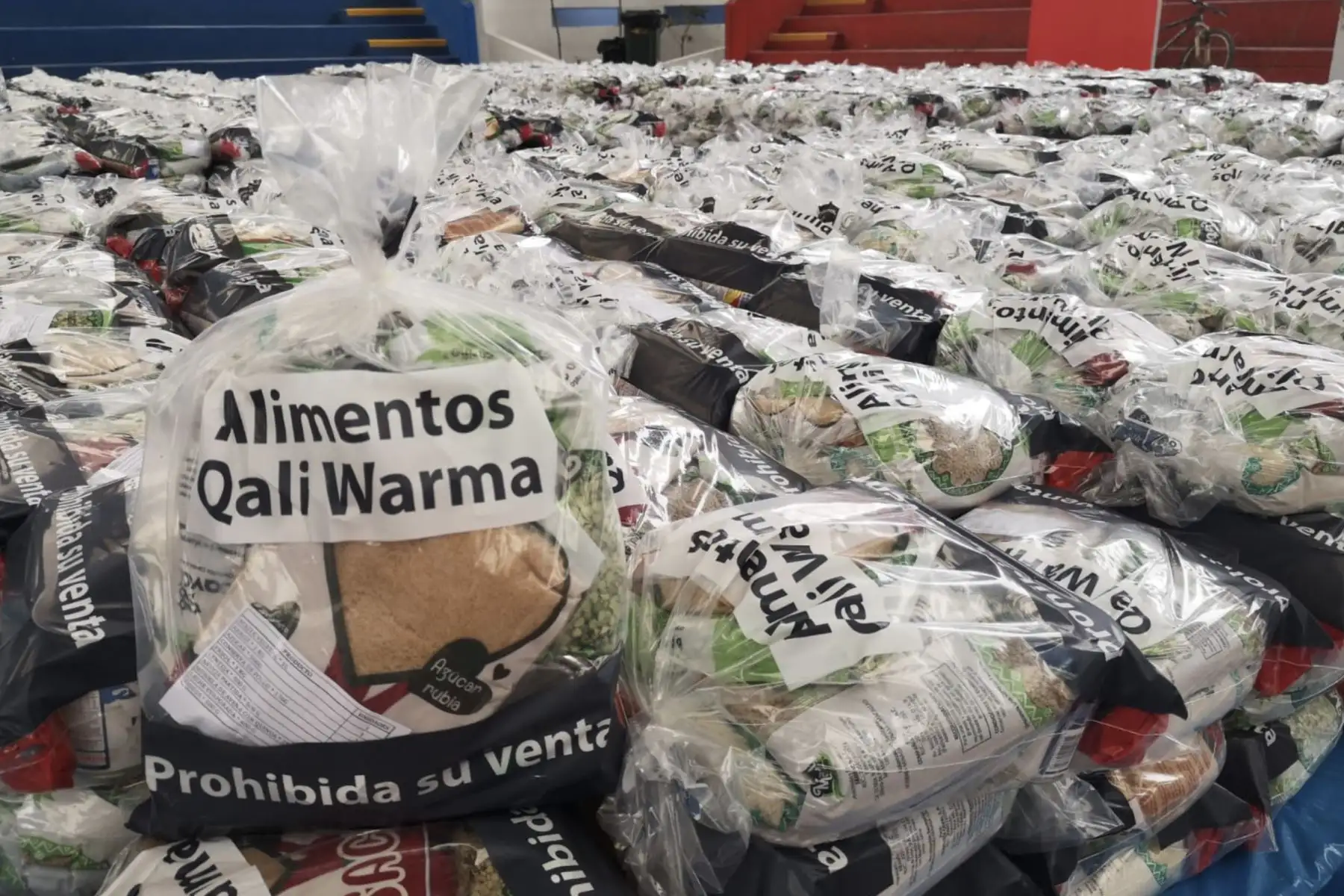 La dotación de alimentos, para un periodo de atención de 30 días, consiste en conserva de carne de pollo o gallina, leche evaporada, hojuelas de avena con quinua, arroz, fideos, frijoles, lentejas, arvejas partidas, aceite vegetal y azúcar rubia. Foto: ANDINA/Midis.