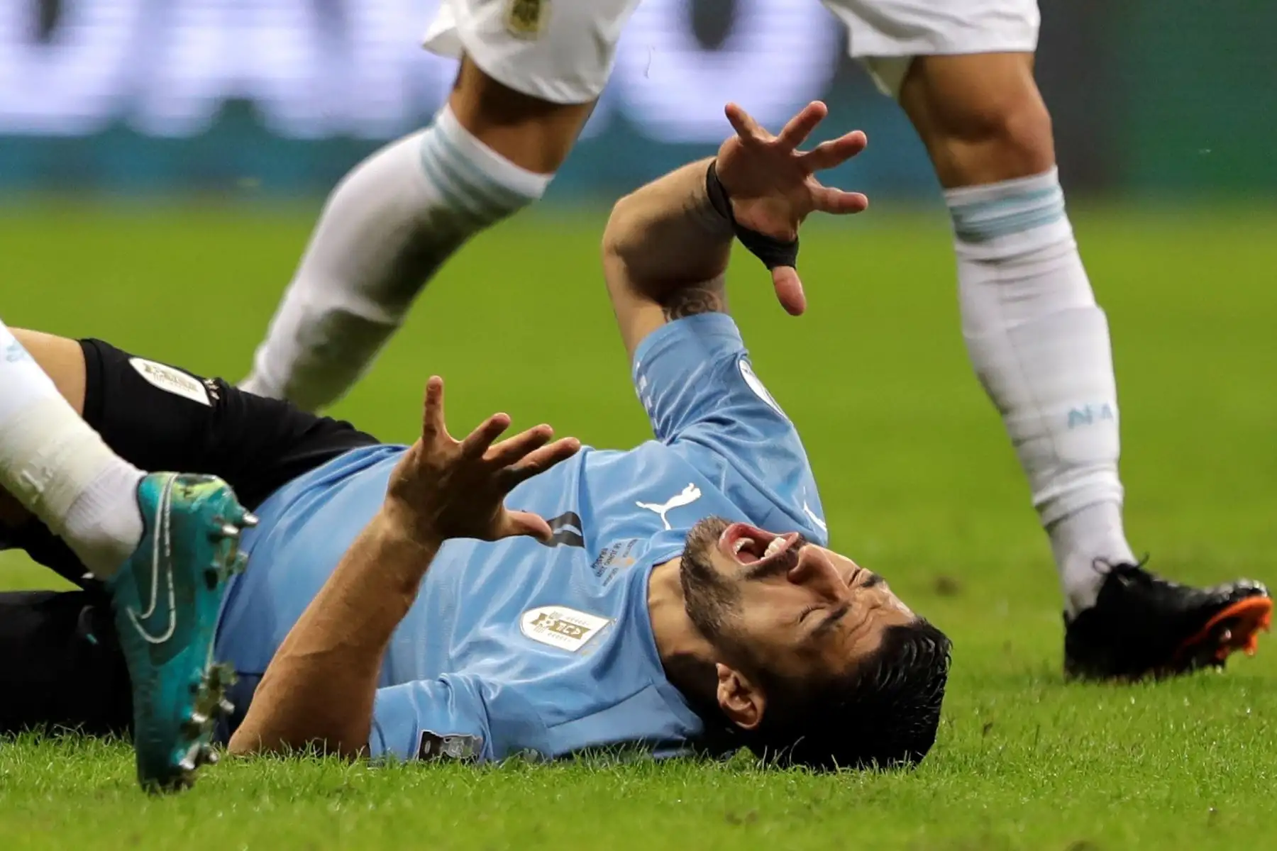 Luis Suárez de Uruguay reacciona durante un partido por el grupo A de la Copa América, en el estadio Mané Garrincha, en Brasil. Foto: EFE