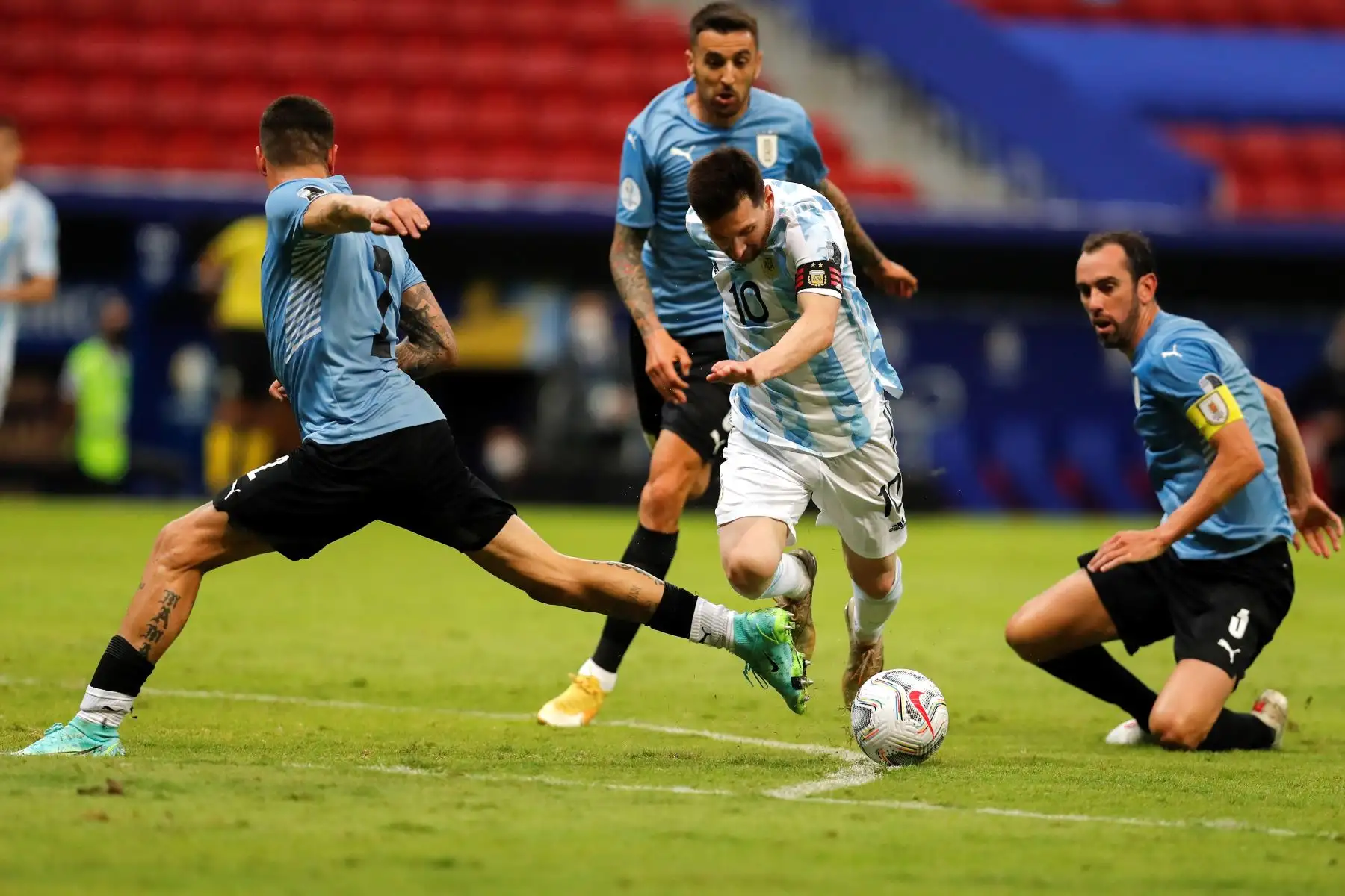 Lionel Messi de Argentina disputa el balón con Matías Viña y Diego Godín de Uruguay durante un partido por el grupo A de la Copa América, en el estadio Mané Garrincha, en Brasil. Foto: EFE