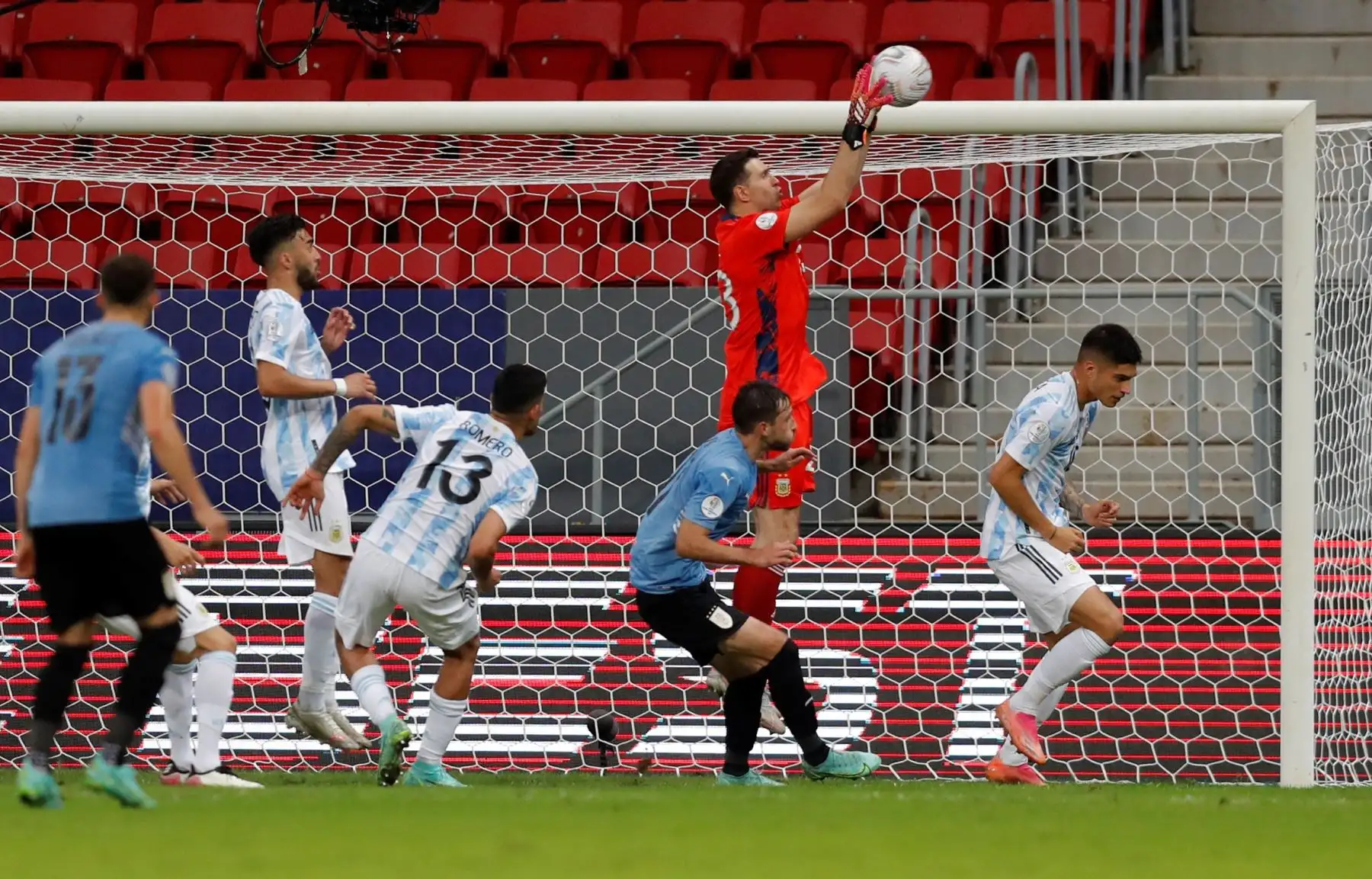 El arquero de Argentina Emiliano Martínez de Argentina atrapa un balón durante un partido por el grupo A de la Copa América, en el estadio Mané Garrincha, en Brasil. Foto: EFE
