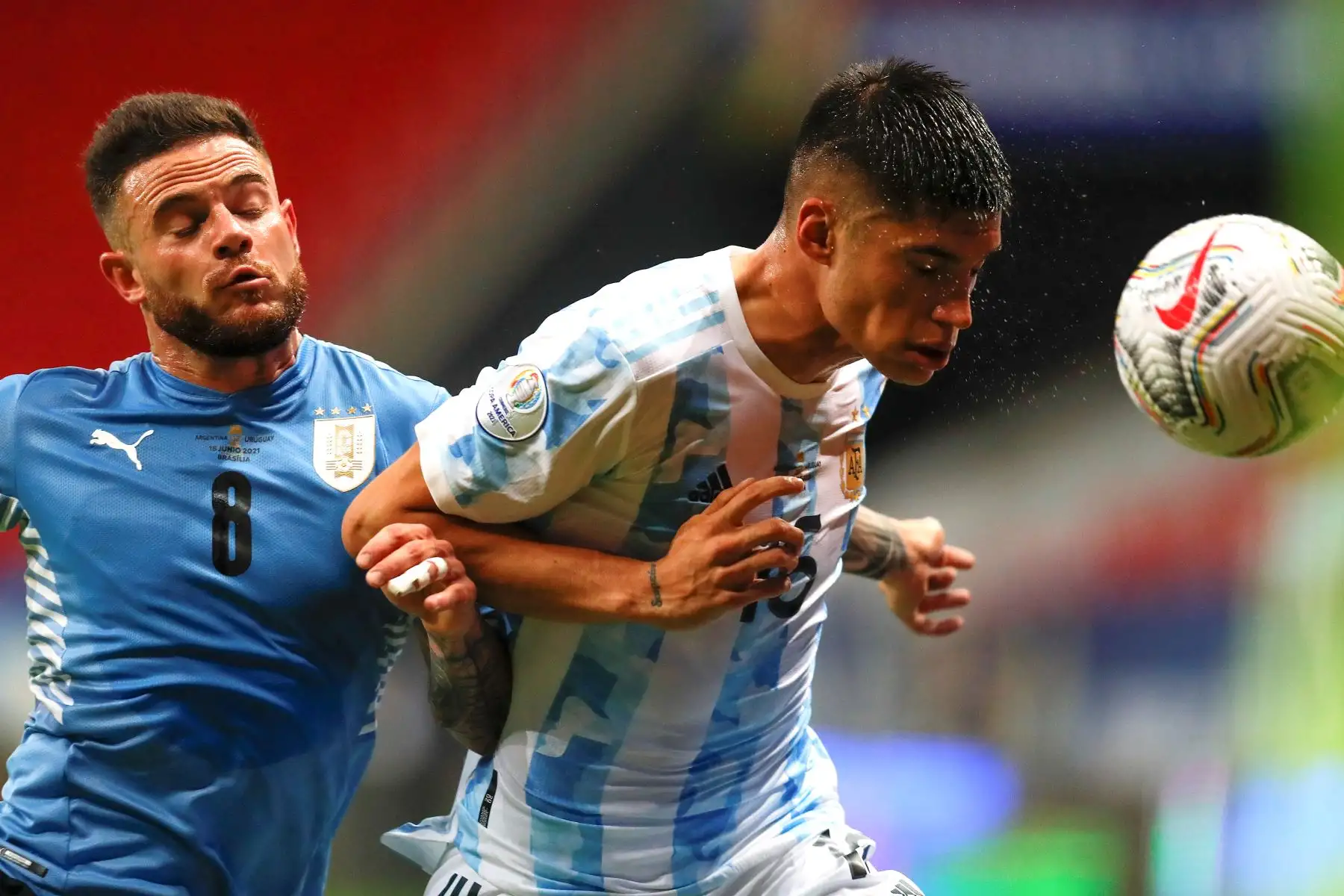 Joaquín Correa de Argentina disputa el balón con Nahitan Nández de Uruguay durante un partido por el grupo A de la Copa América, en el estadio Mané Garrincha, en Brasil. Foto: EFE