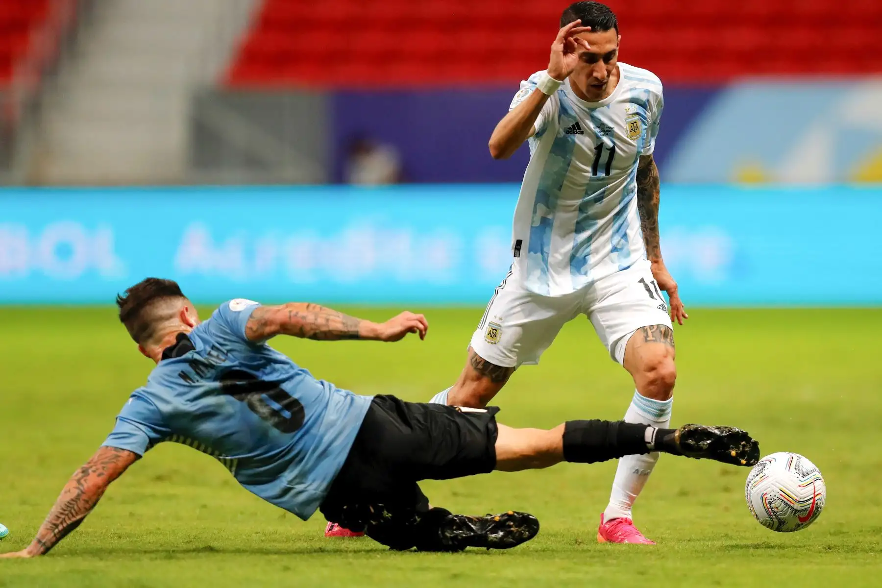 Ángel Di María de Argentina disputa el balón con Nahitan Nández de Uruguay durante un partido por el grupo A de la Copa América, en el estadio Mané Garrincha, en Brasil. Foto: EFE