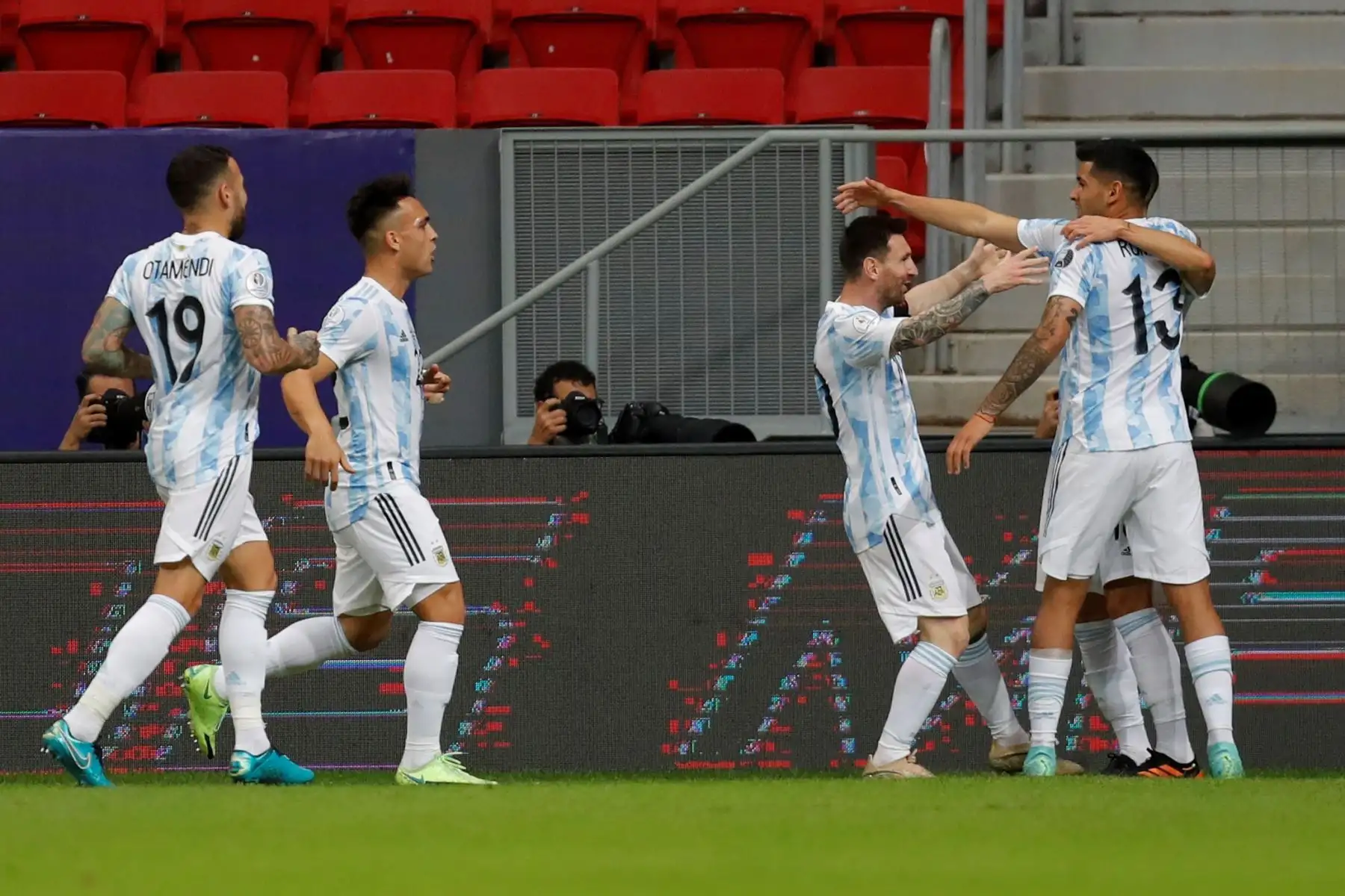 Jugadores de Argentina celebran tras anotar contra Uruguay durante un partido por el grupo A de la Copa América, en el estadio Mané Garrincha, en Brasil. Foto: EFE