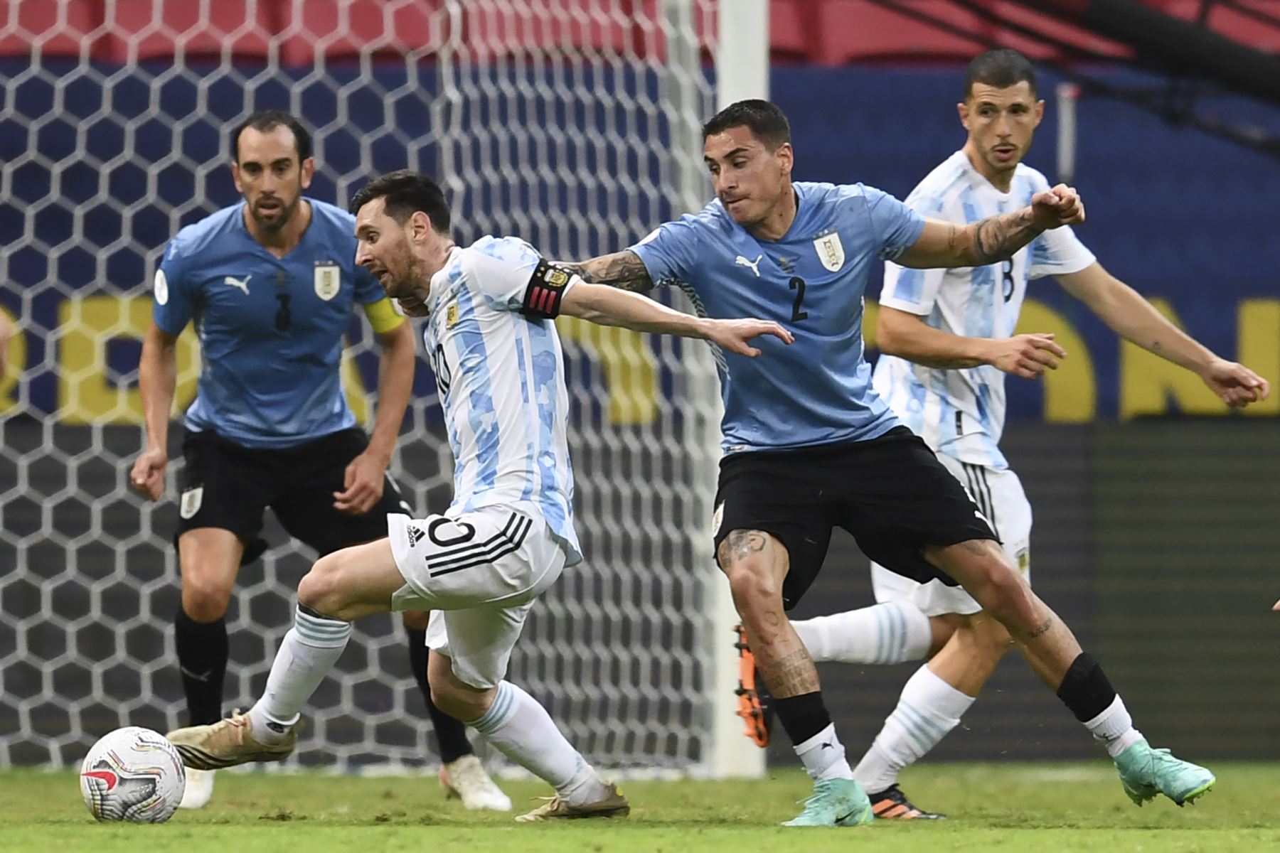 El argentino Lionel Messi y el uruguayo José María Giménez compiten por el balón durante el partido de la fase de grupos de la Copa América, en el estadio Mane Garrincha, en Brasil. Foto: AFP