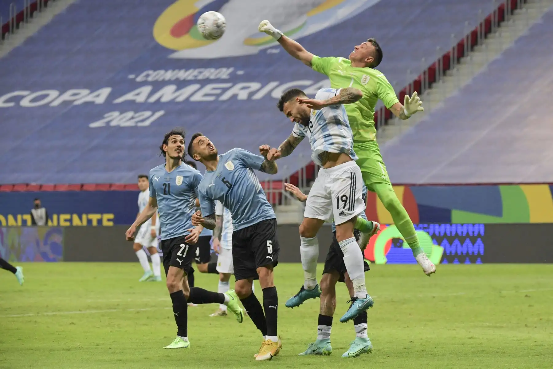 El arquero uruguayo Fernando Muslera salta por el balón junto al argentino Nicolás Otamendi mientras los uruguayos Edinson Cavani y Matías Vecino siguen atentos la jugada durante el partido por la fase de grupos de la Copa América, en el estadio Mane Garrincha, en Brasil. Foto: AFP